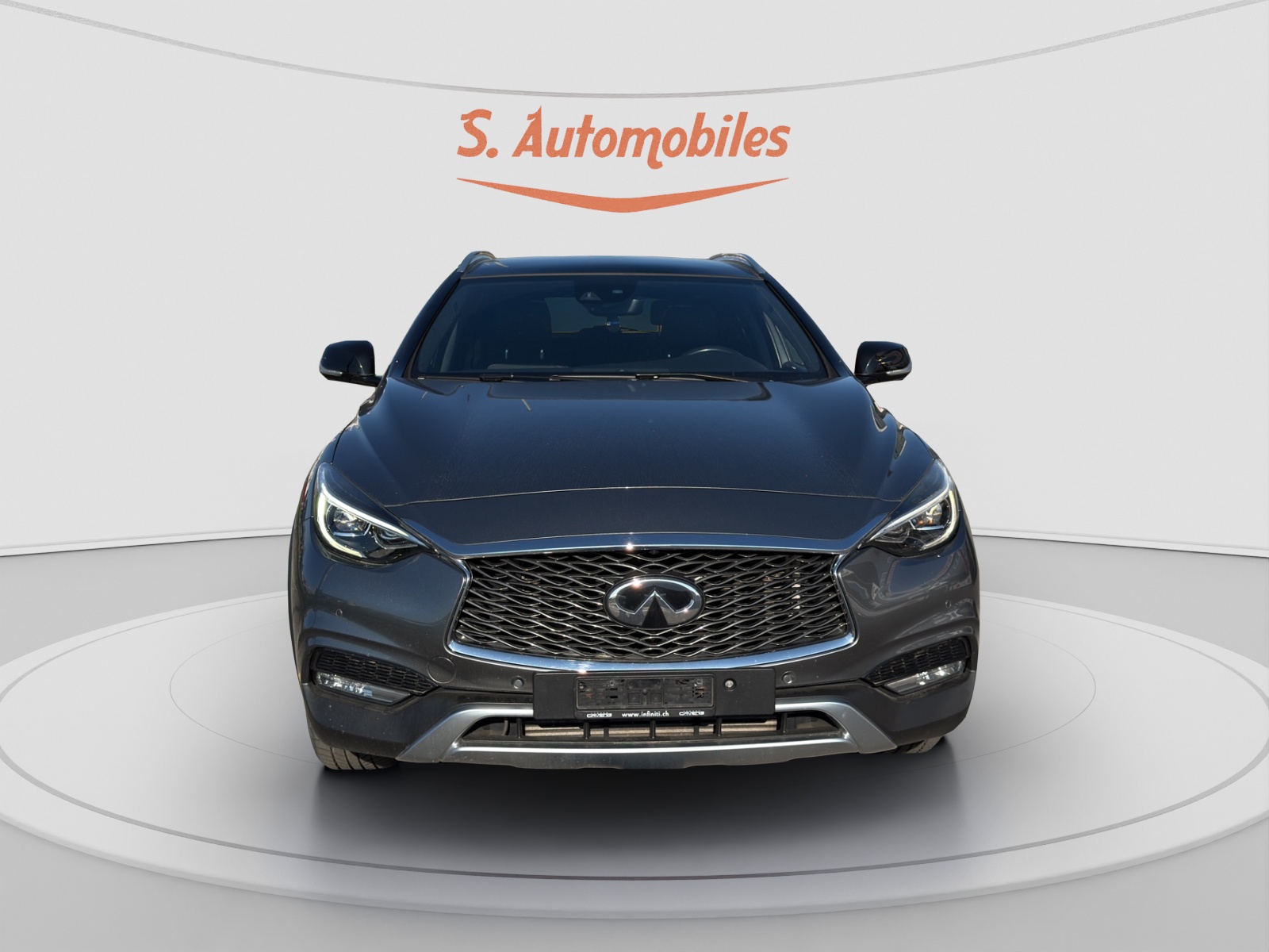 INFINITI Q30 2.2d Premium Tech Gallery White AWD DCT-image-1
