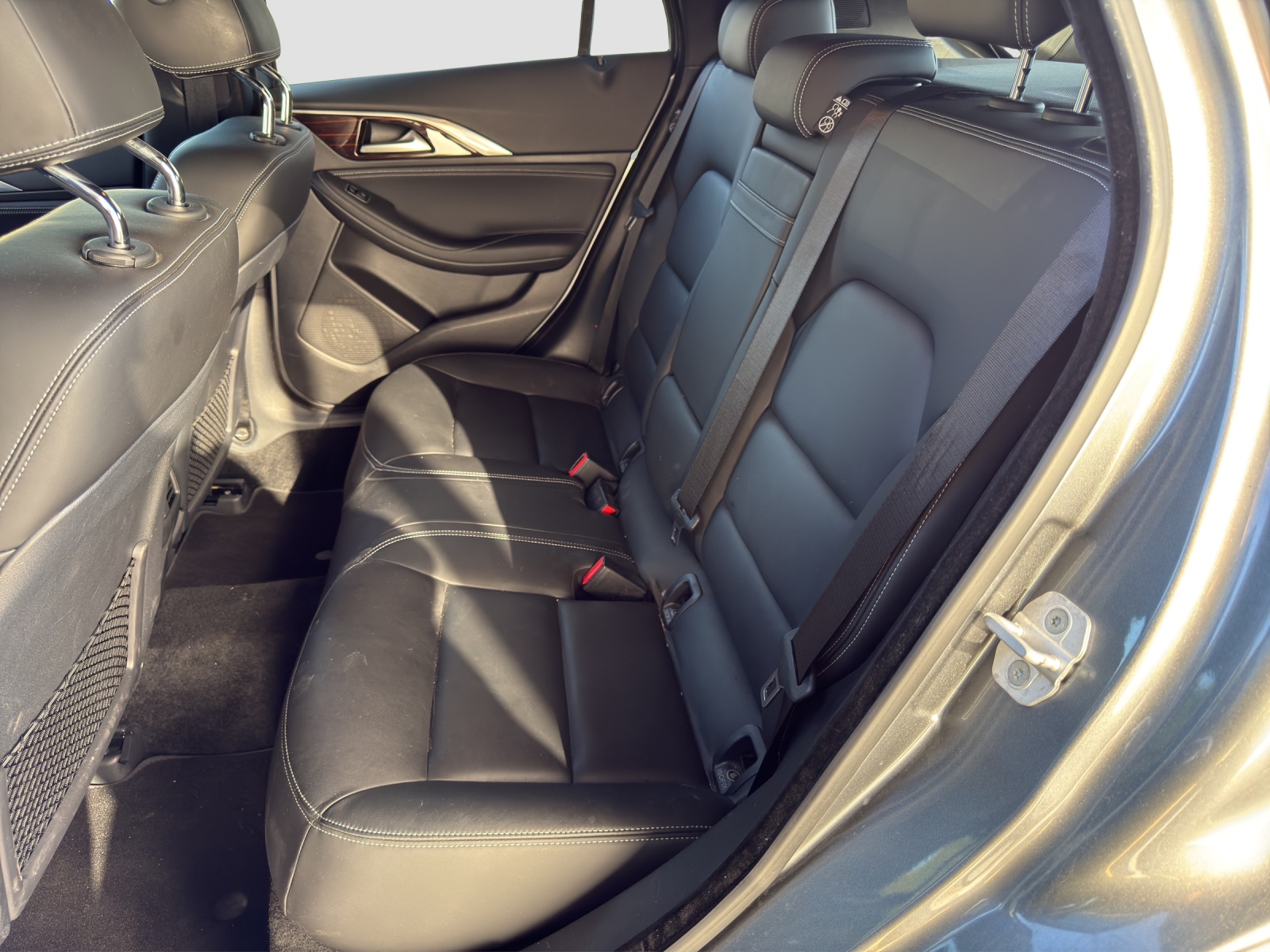INFINITI Q30 2.2d Premium Tech Gallery White AWD DCT-image-10