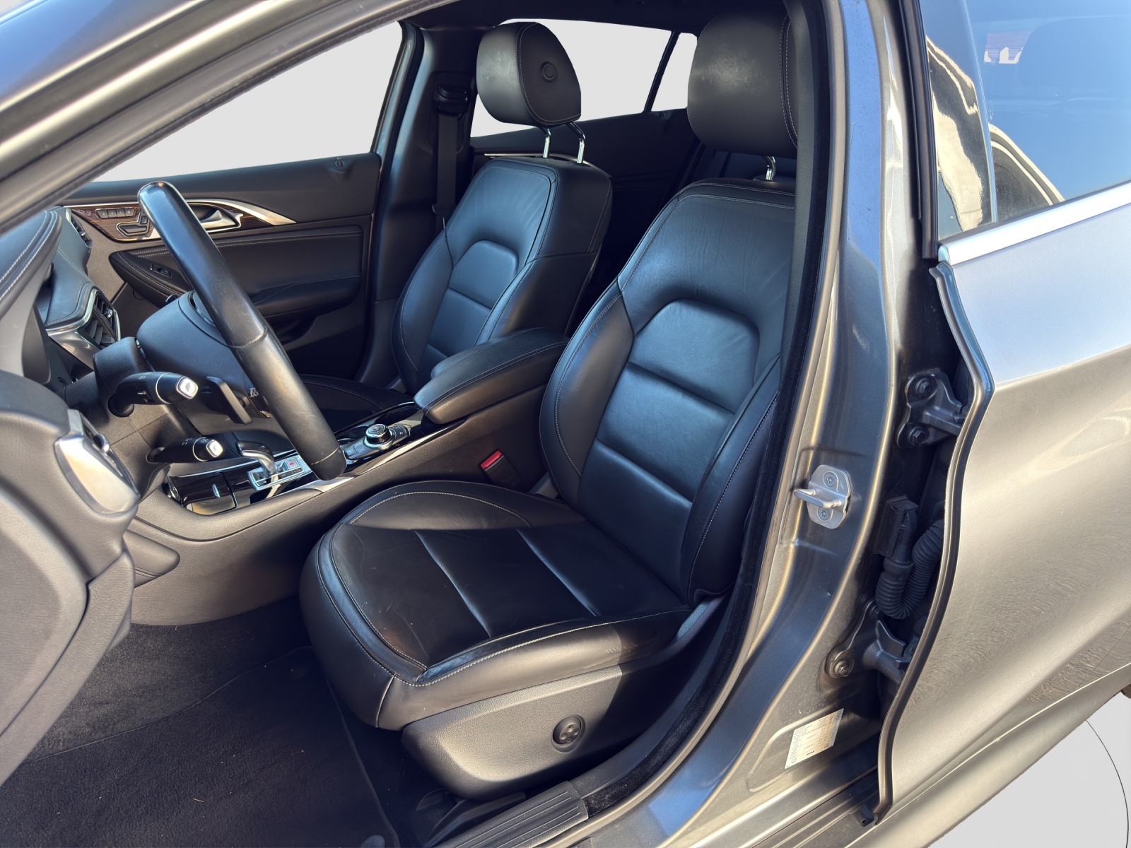 INFINITI Q30 2.2d Premium Tech Gallery White AWD DCT-image-14