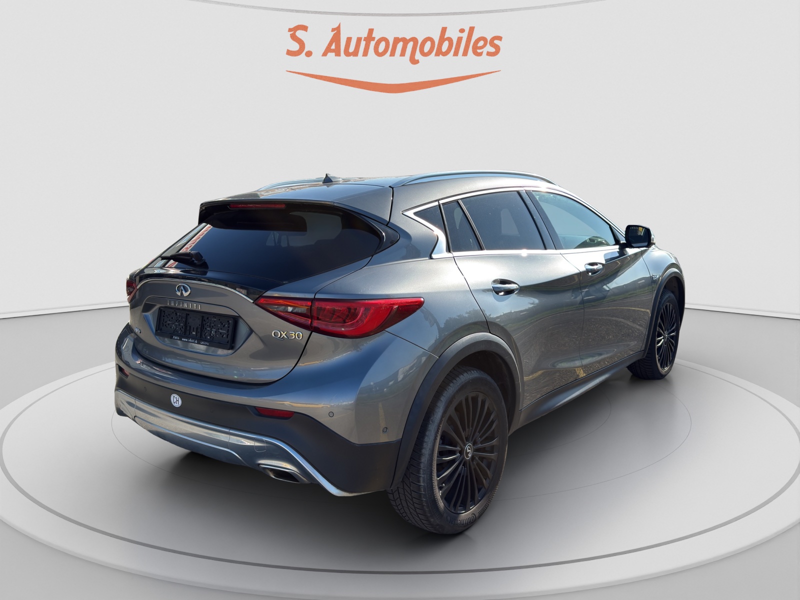 INFINITI Q30 2.2d Premium Tech Gallery White AWD DCT-image-3
