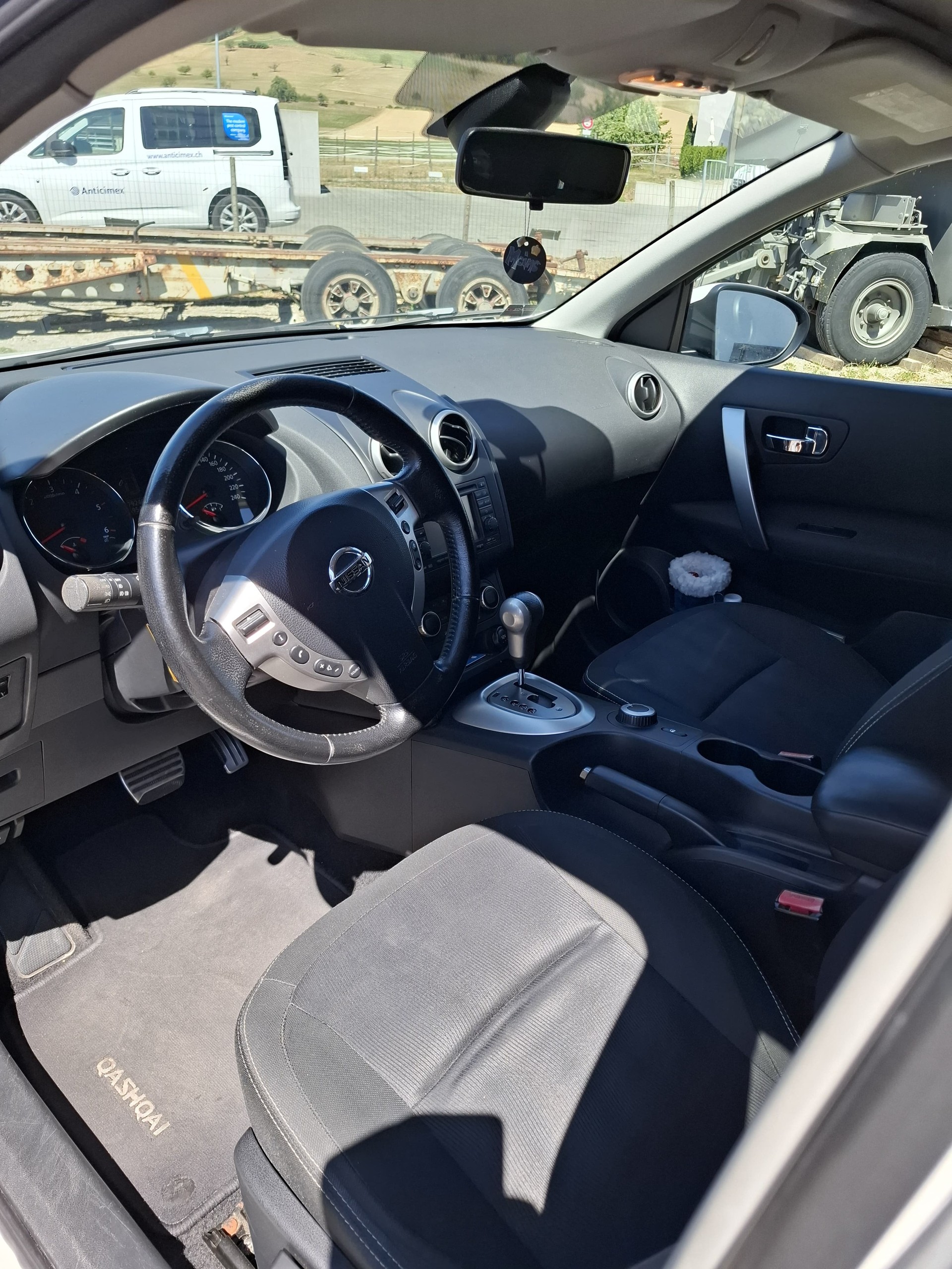 NISSAN Qashqai 2.0 dCi 4WD Automatic-image-3