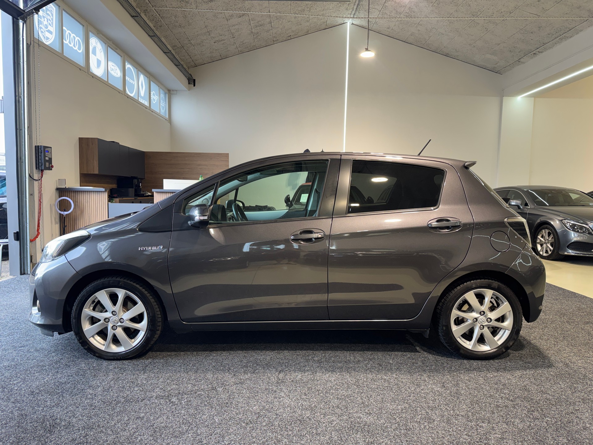 TOYOTA Yaris 1.5 VVT-i Hybrid Sol Premium CVT-image-3