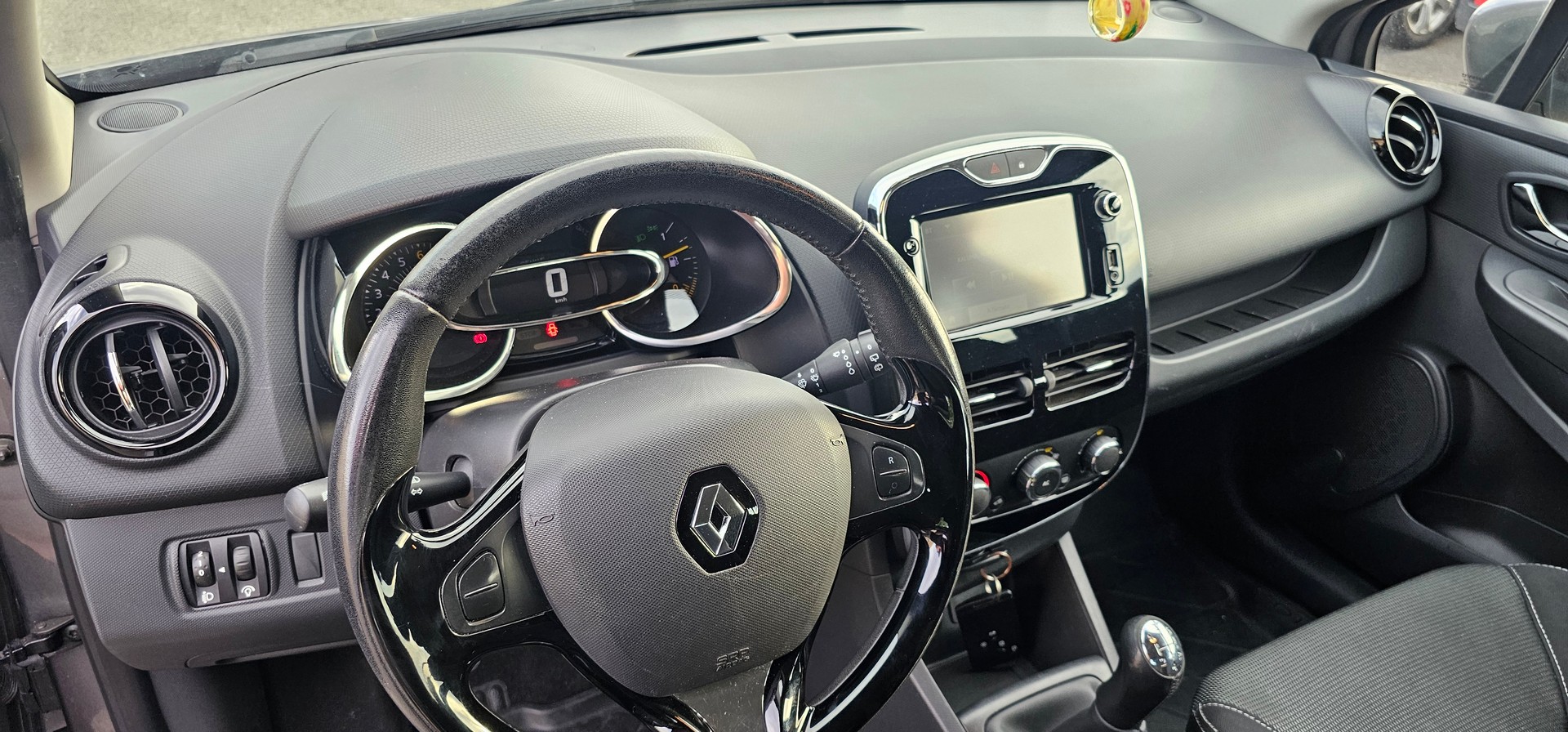RENAULT Clio 0.9 12V Swiss Edition-image-3