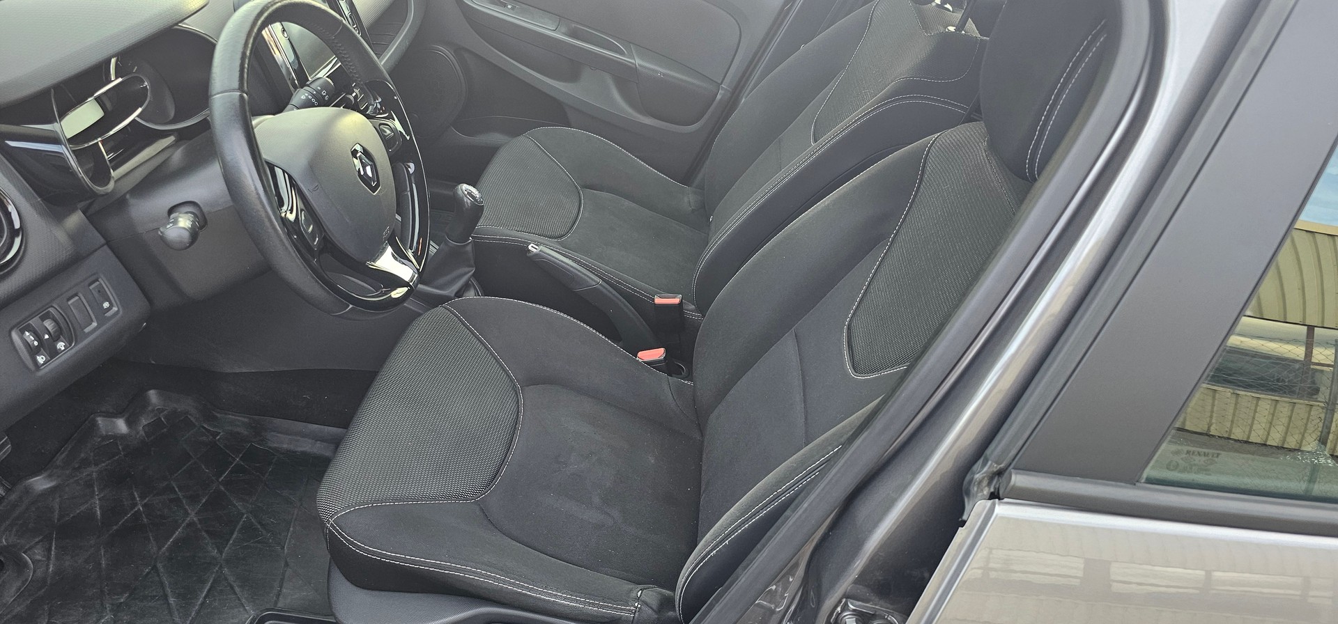 RENAULT Clio 0.9 12V Swiss Edition-image-4