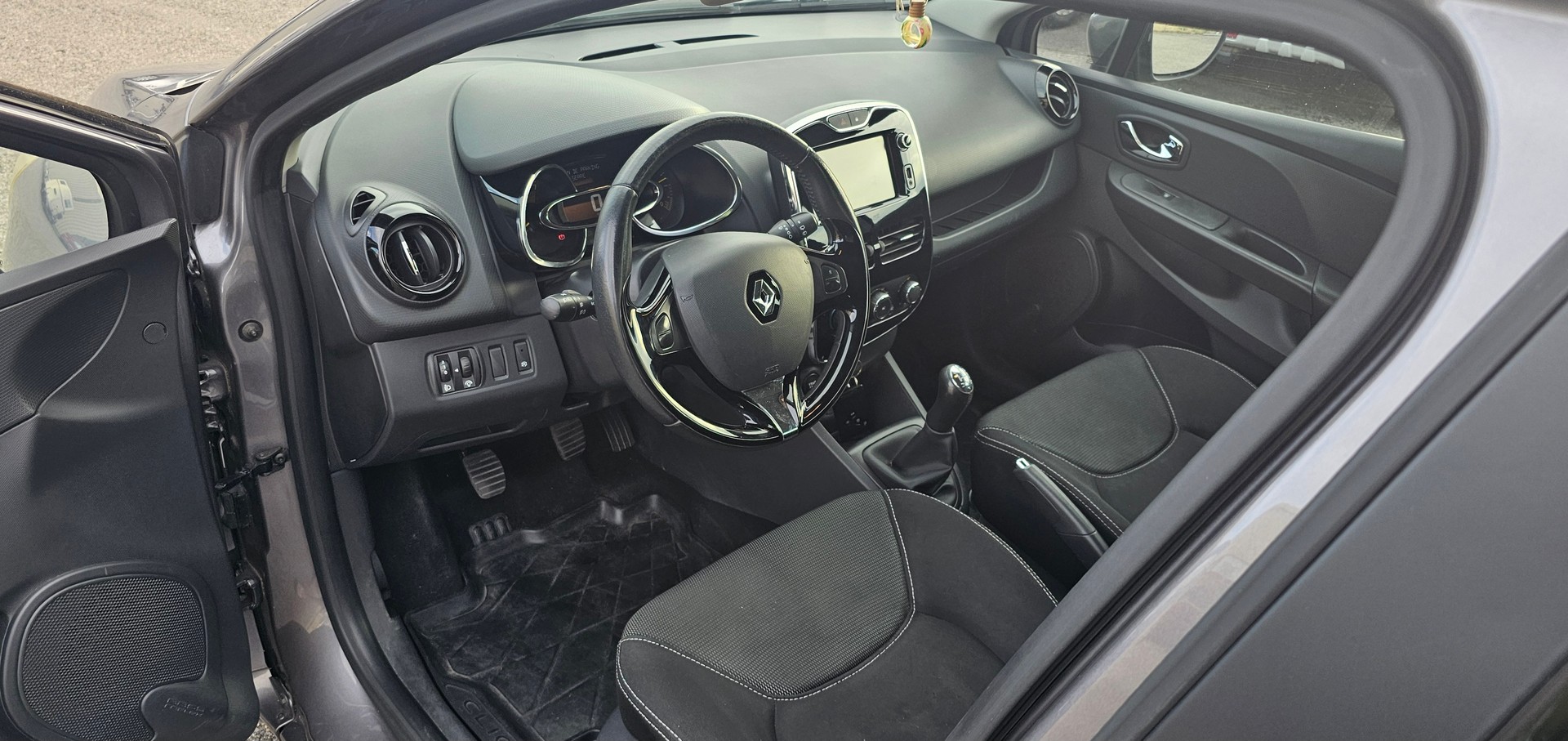 RENAULT Clio 0.9 12V Swiss Edition-image-5