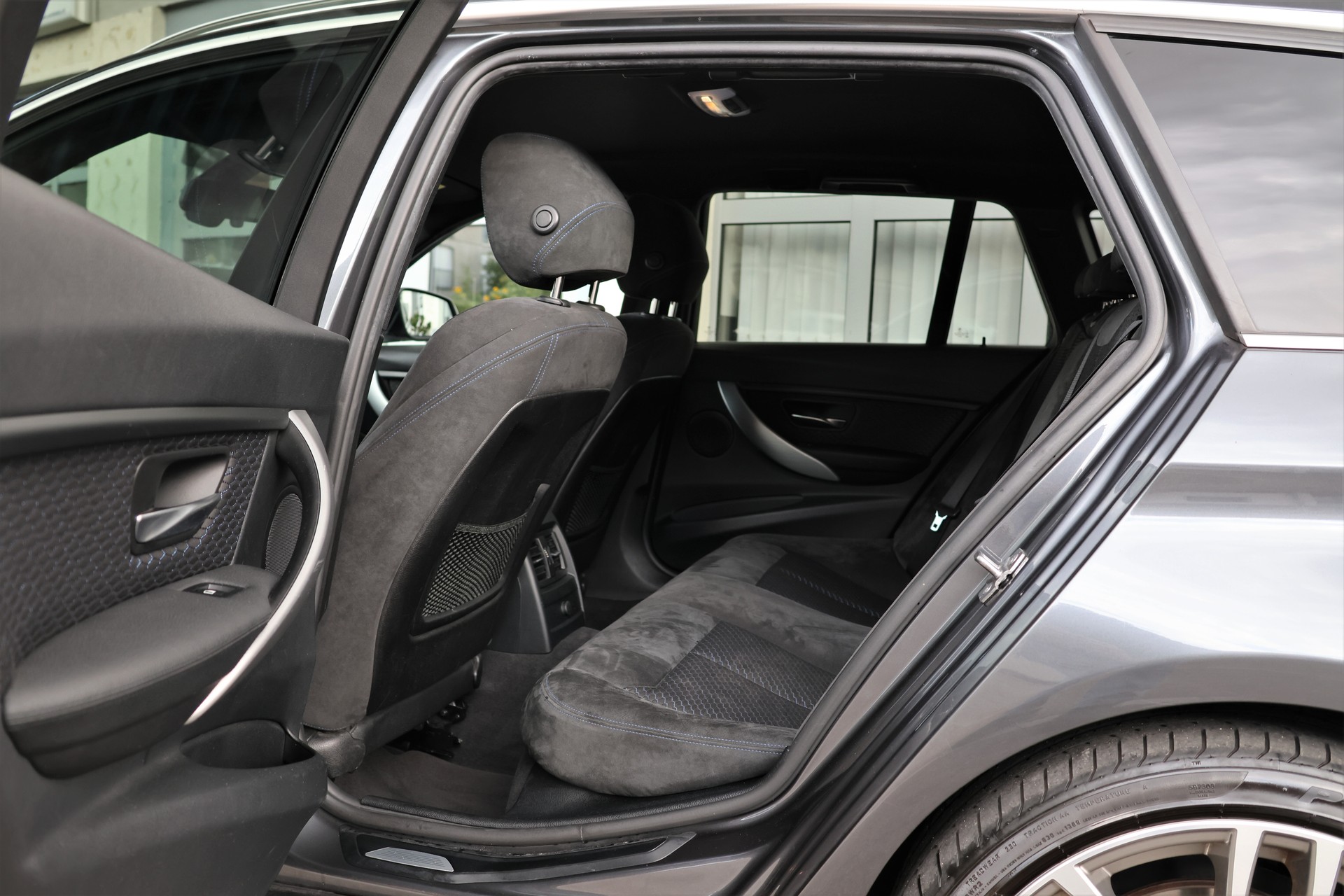 BMW 320d xDrive Touring Steptronic M-Sport (CH)-image-11