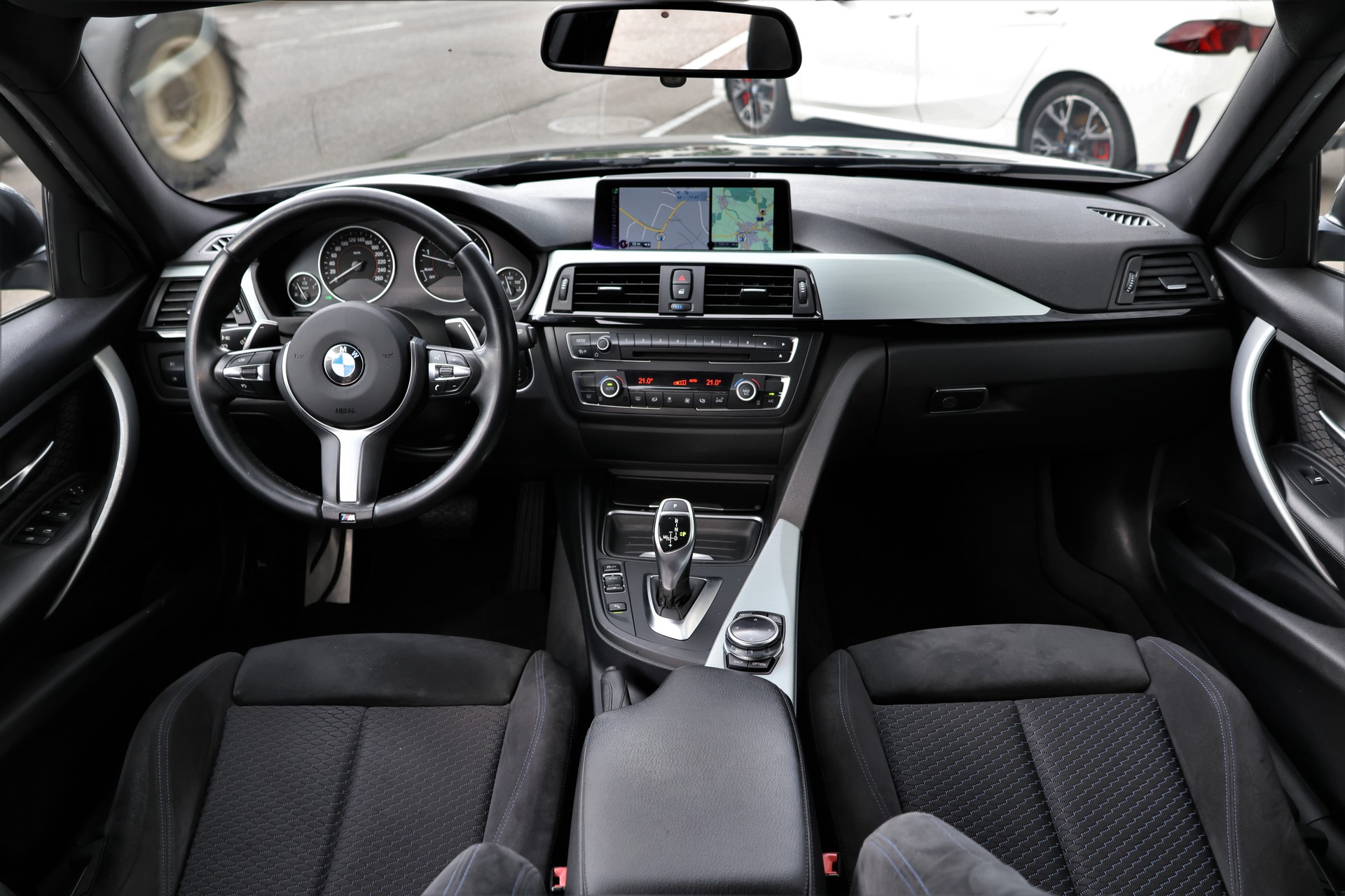 BMW 320d xDrive Touring Steptronic M-Sport (CH)-image-14