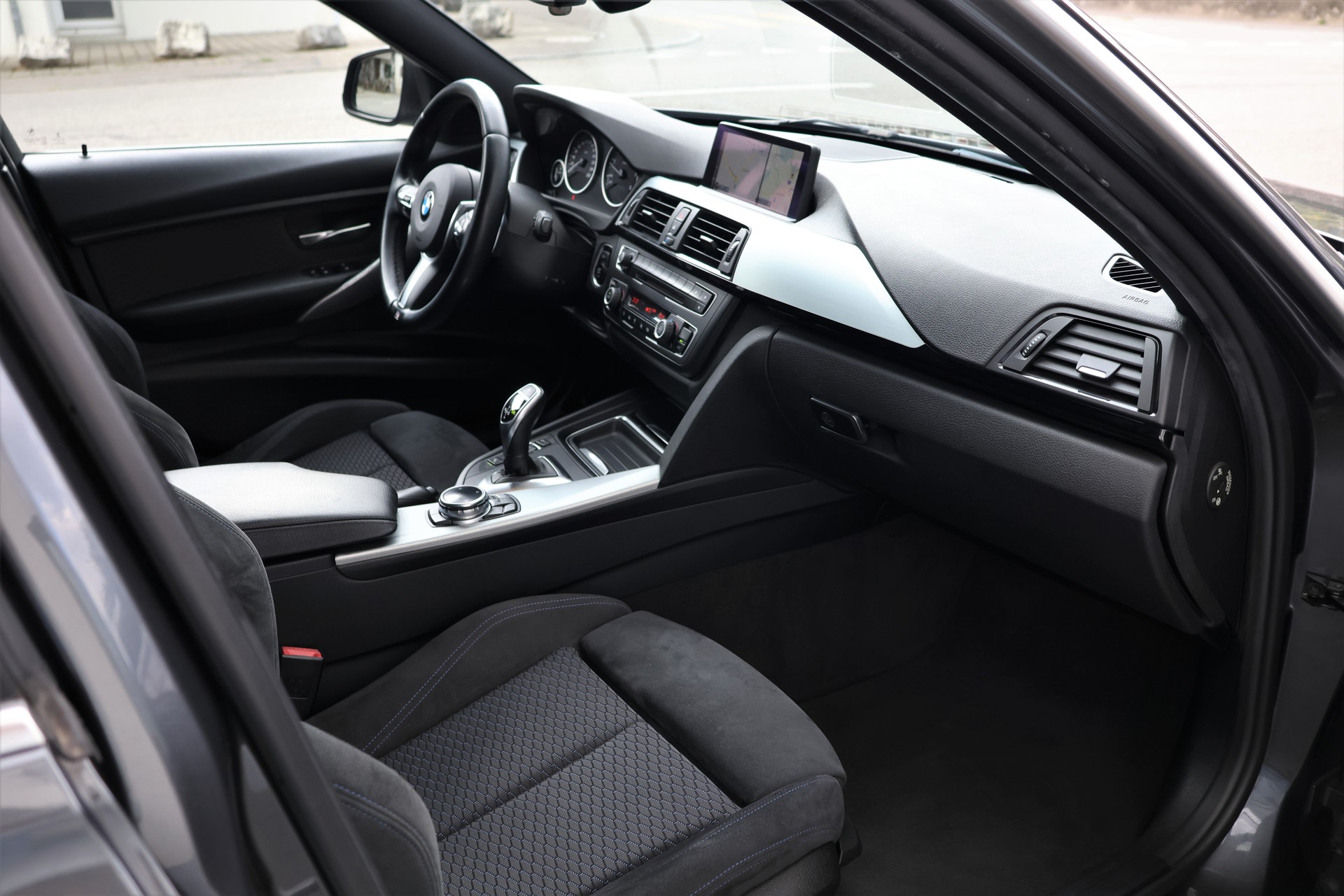 BMW 320d xDrive Touring Steptronic M-Sport (CH)-image-17
