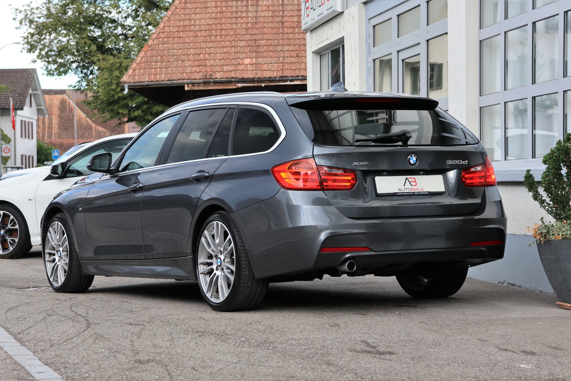 BMW 320d xDrive Touring Steptronic M-Sport (CH)-image-2