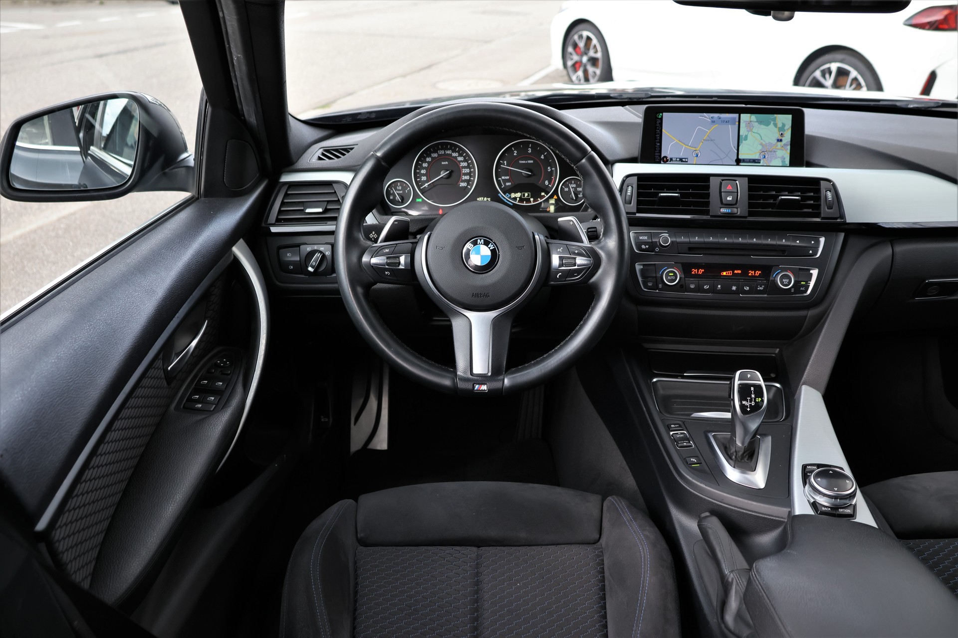 BMW 320d xDrive Touring Steptronic M-Sport (CH)-image-12