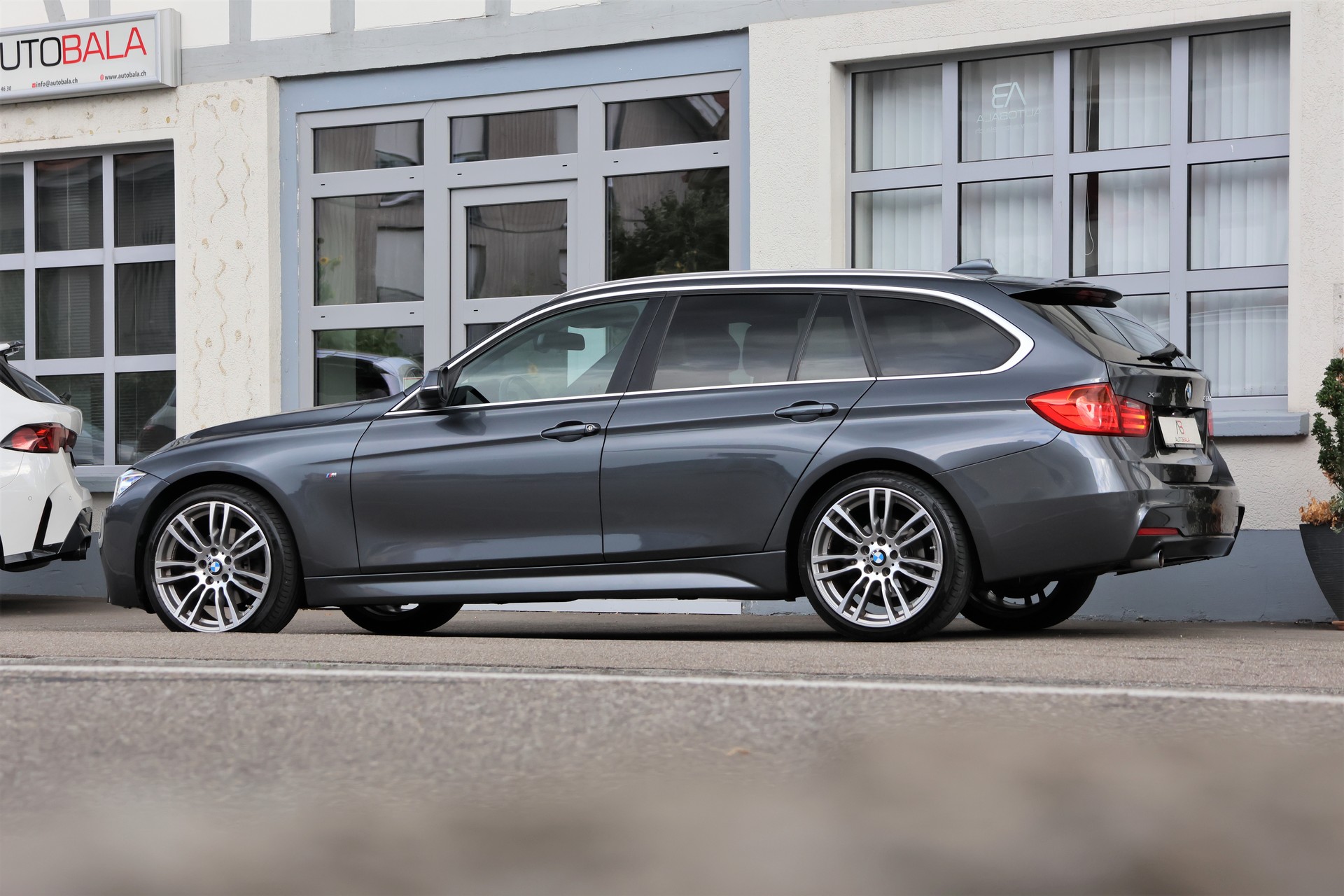 BMW 320d xDrive Touring Steptronic M-Sport (CH)-image-3