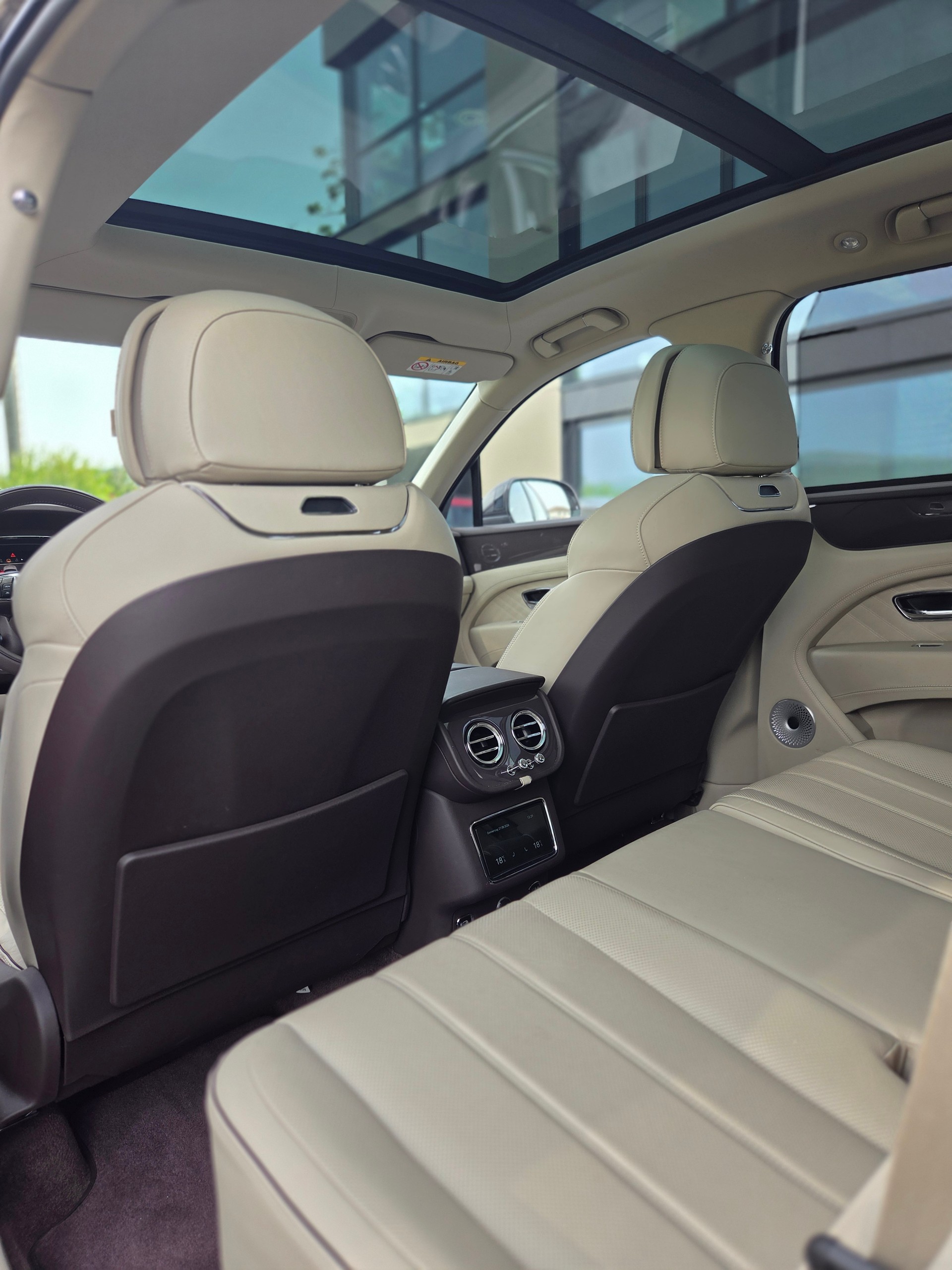 BENTLEY Bentayga 4.0 V8 Atelier Edition-image-15