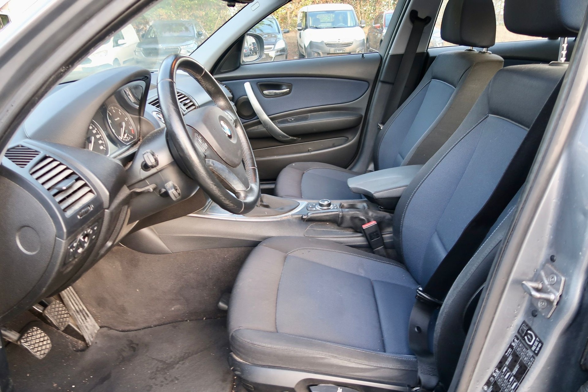 BMW 120i-image-5