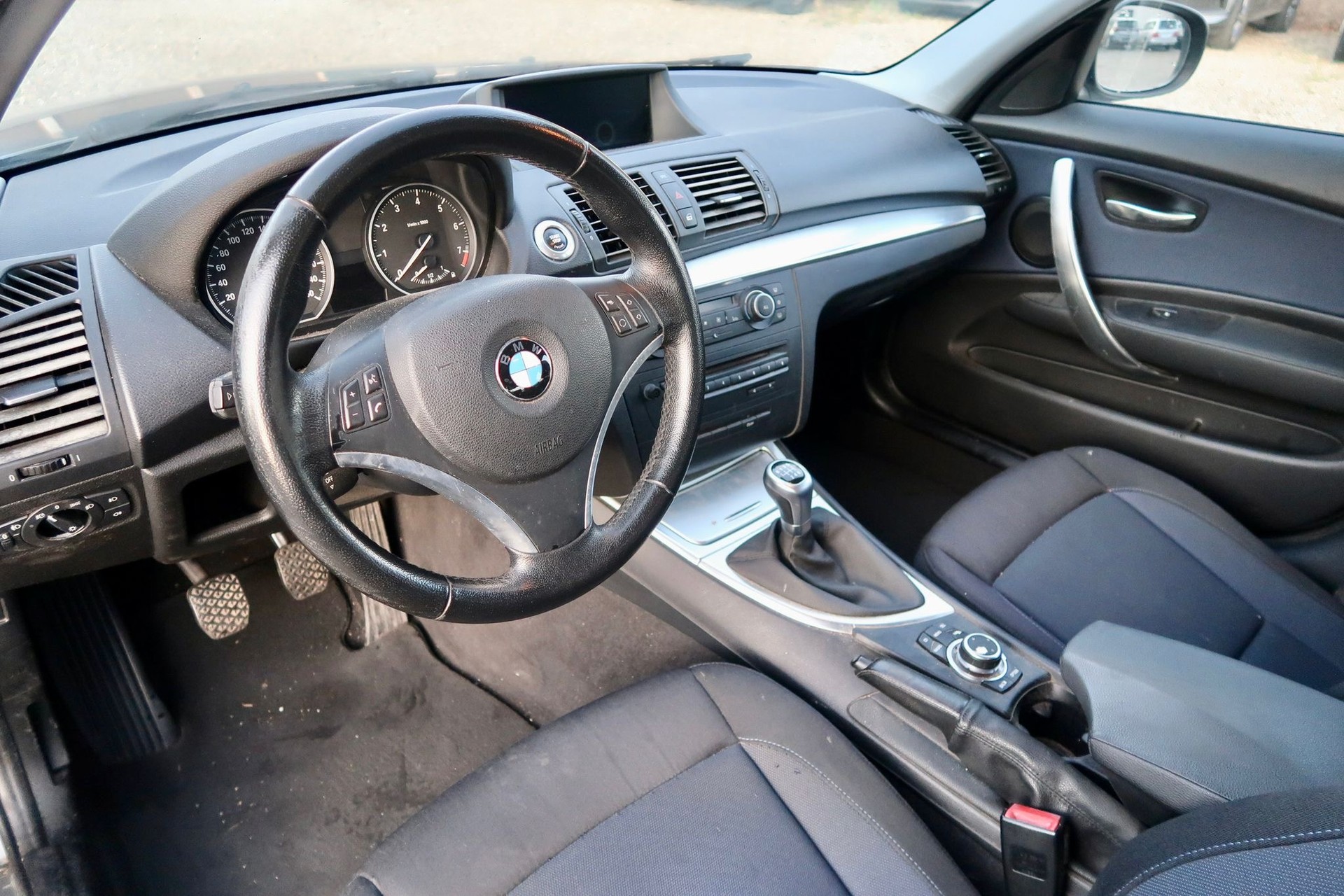 BMW 120i-image-6