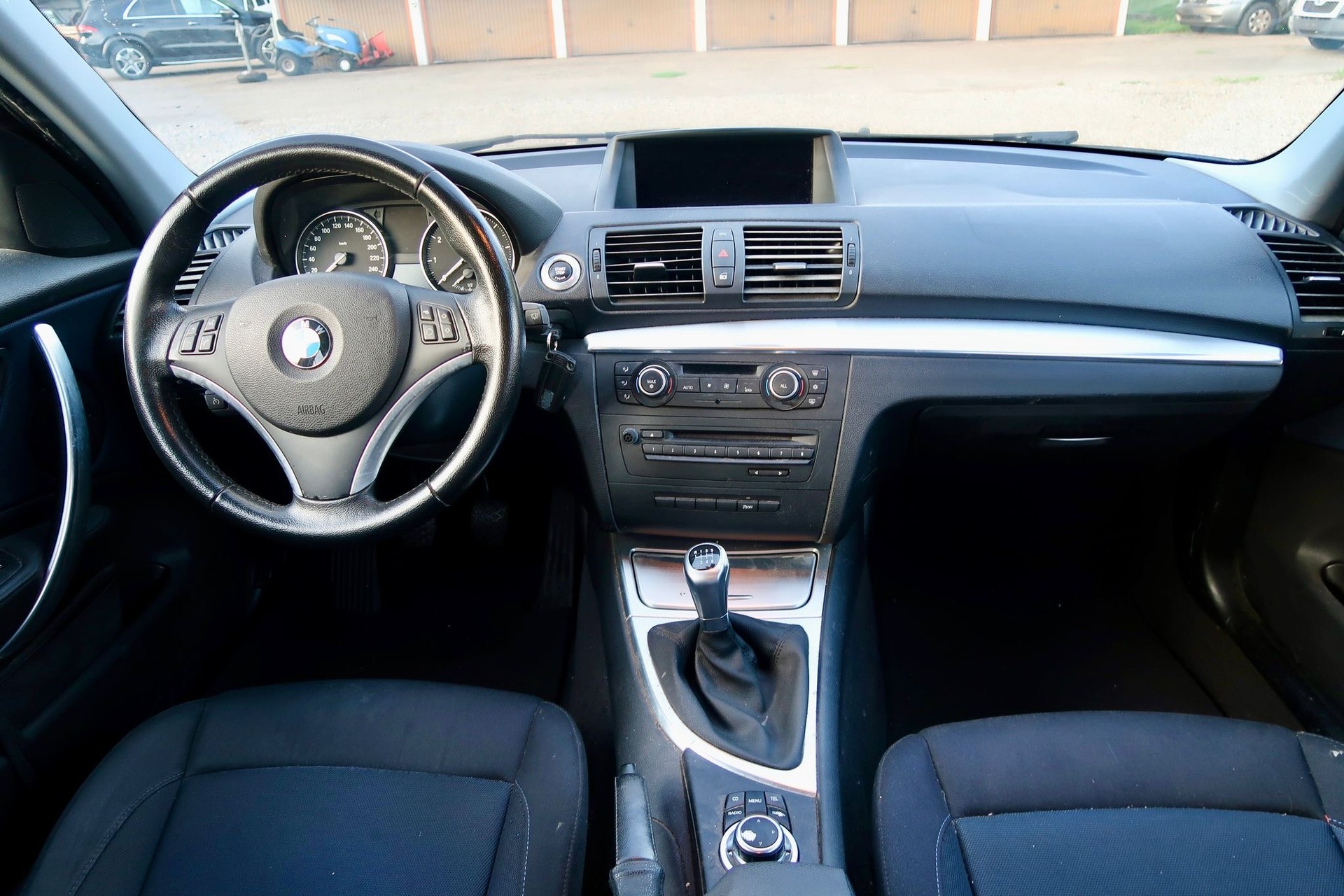 BMW 120i-image-10