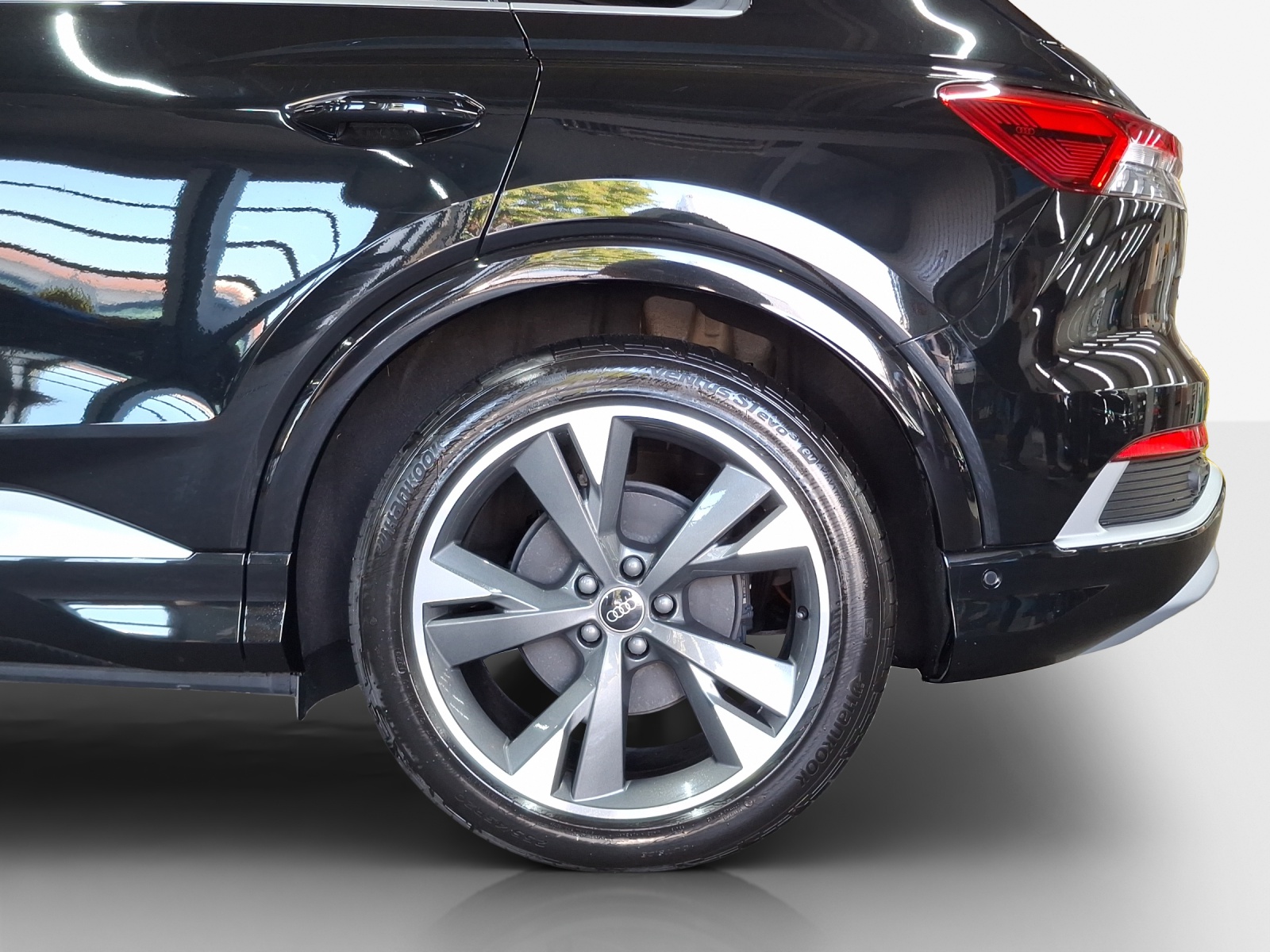 AUDI Q4 e-tron 45 quattro-image-14