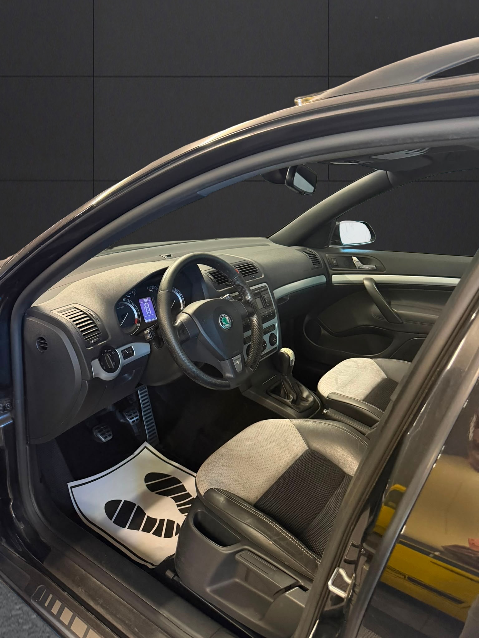 SKODA Octavia 2.0 TFSI RS-image-1