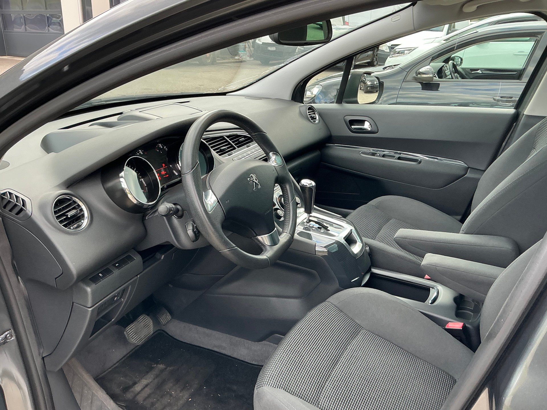 PEUGEOT 5008 1.6 16V T Style Tiptronic-image-6