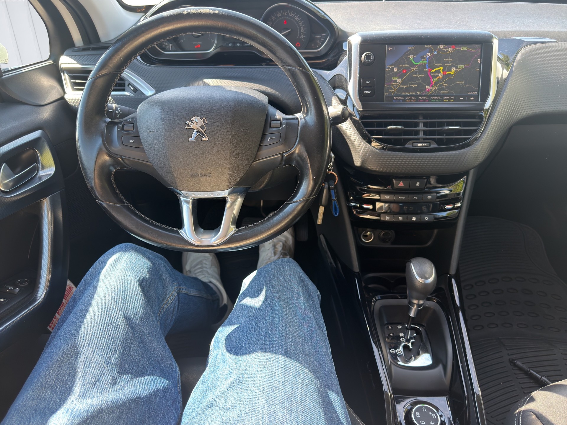 PEUGEOT 2008 1.2 PureTech Allure EAT6-image-6