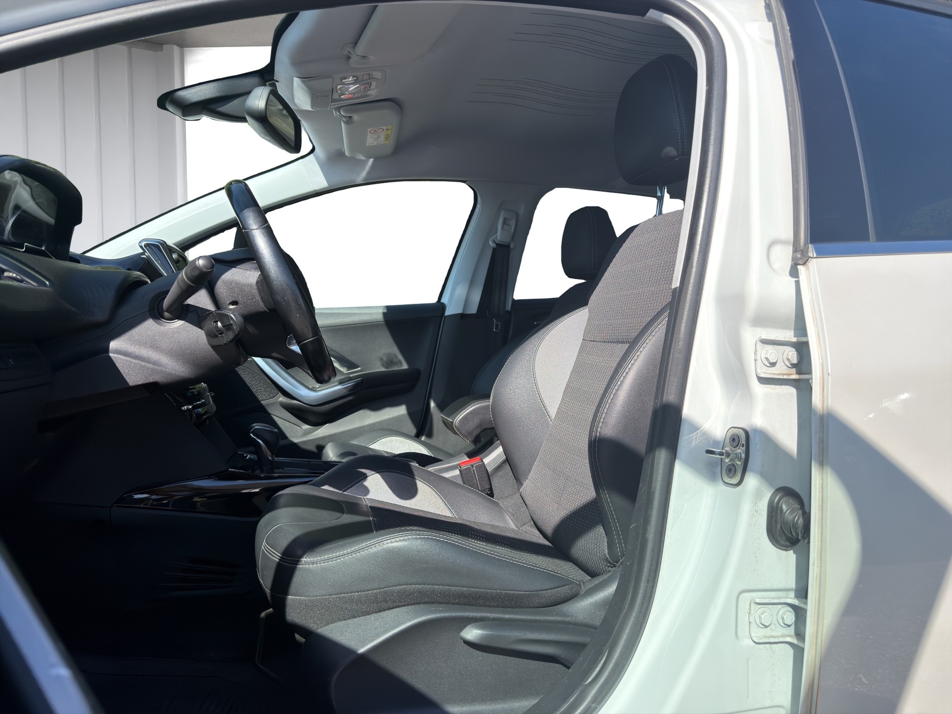 PEUGEOT 2008 1.2 PureTech Allure EAT6-image-8