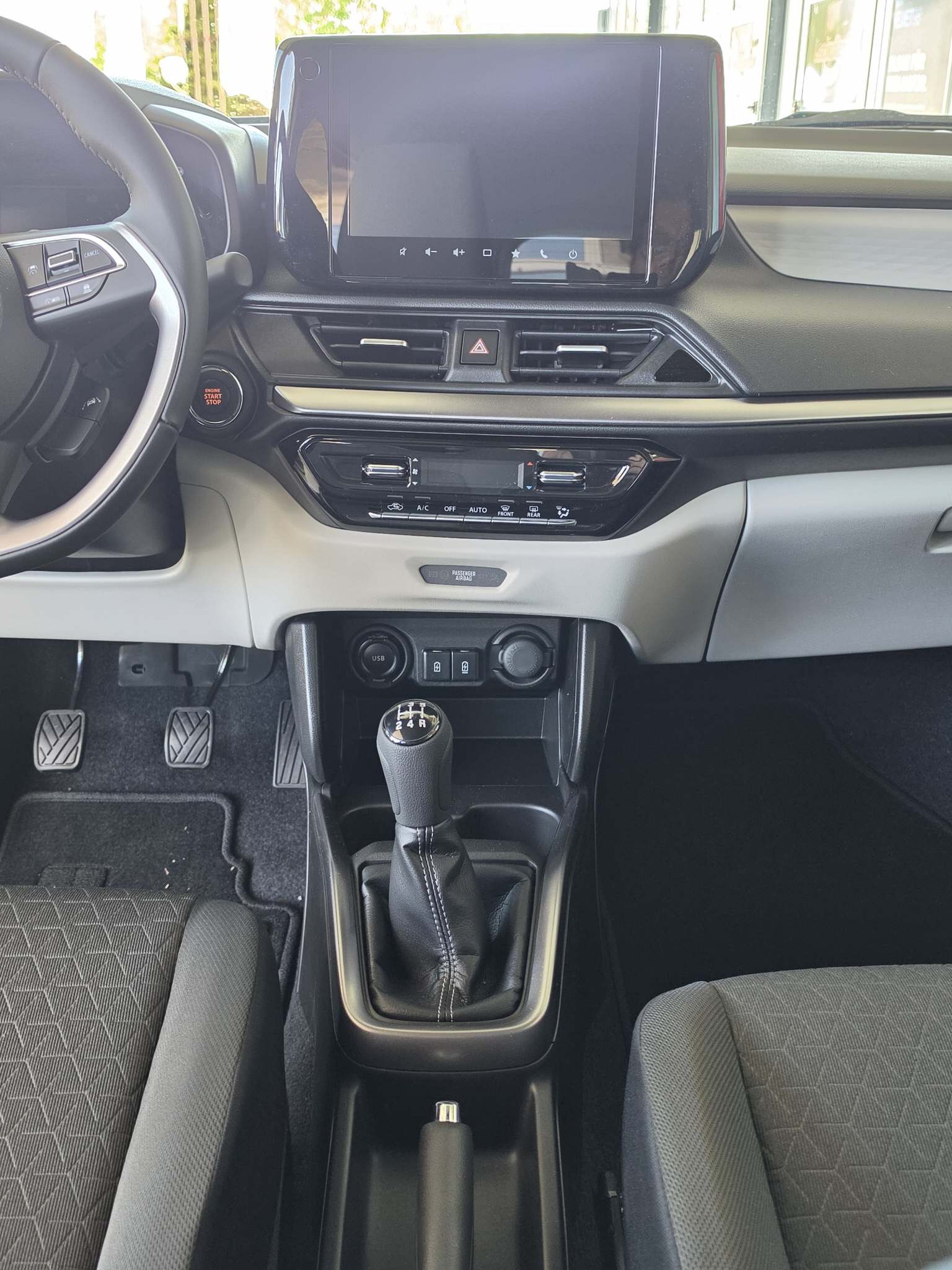 SUZUKI Swift 1.2 Sakura Top Hybrid 4x4-image-8