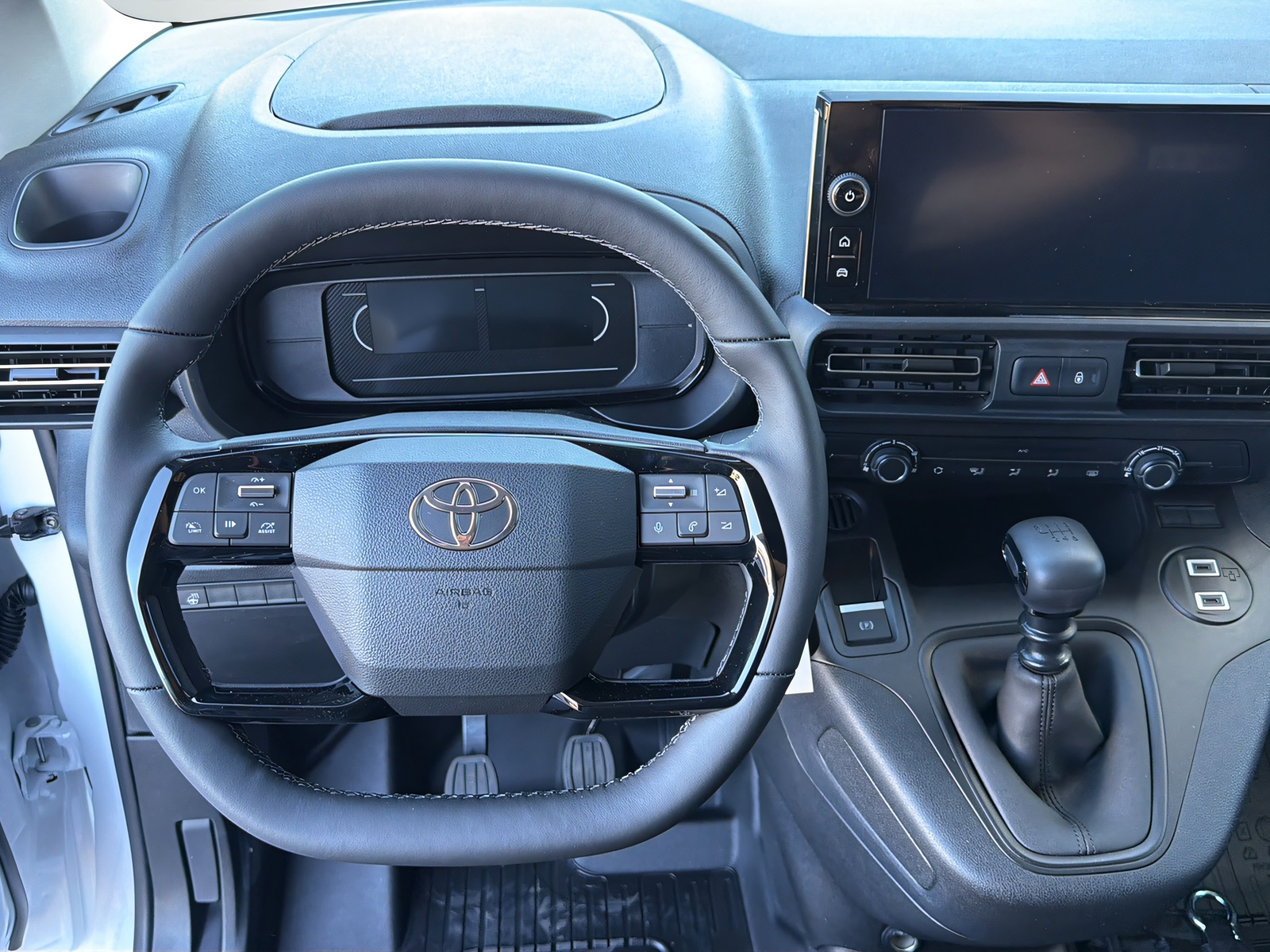 TOYOTA Proace City Van 1.2 Active Medium-image-5