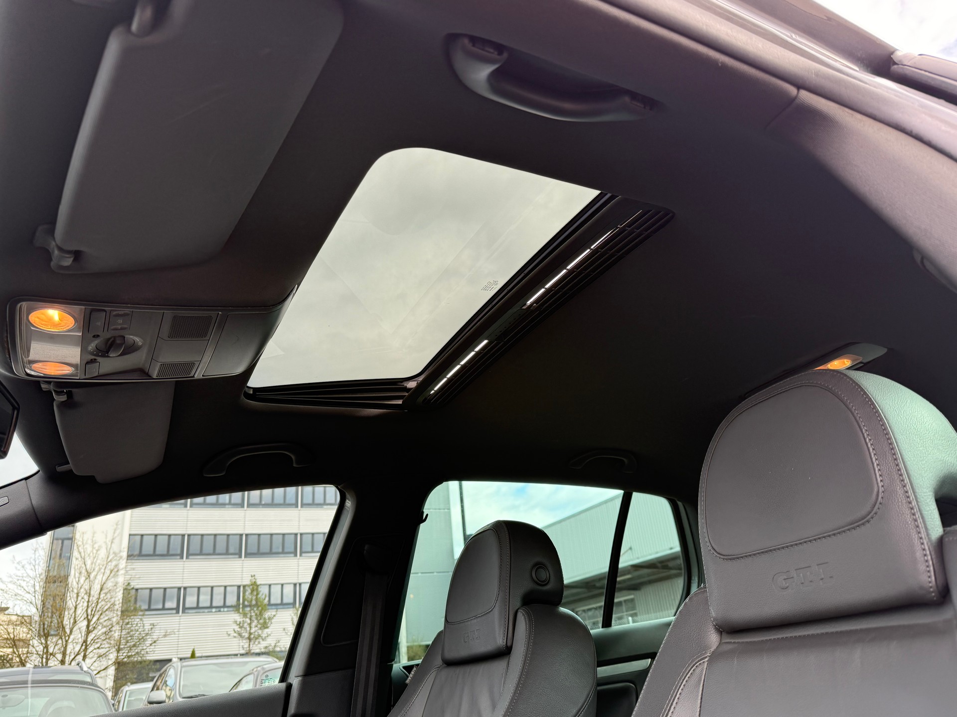 VW Golf 2.0 TFSI GTI DSG / Frisch ab MFK / 8-fach bereift / Schiebedach / Leder / PDC-image-9