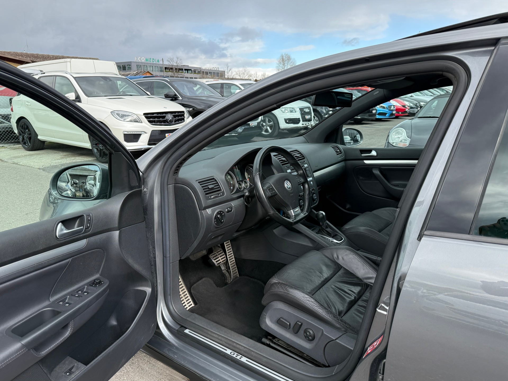 VW Golf 2.0 TFSI GTI DSG / Frisch ab MFK / 8-fach bereift / Schiebedach / Leder / PDC-image-8