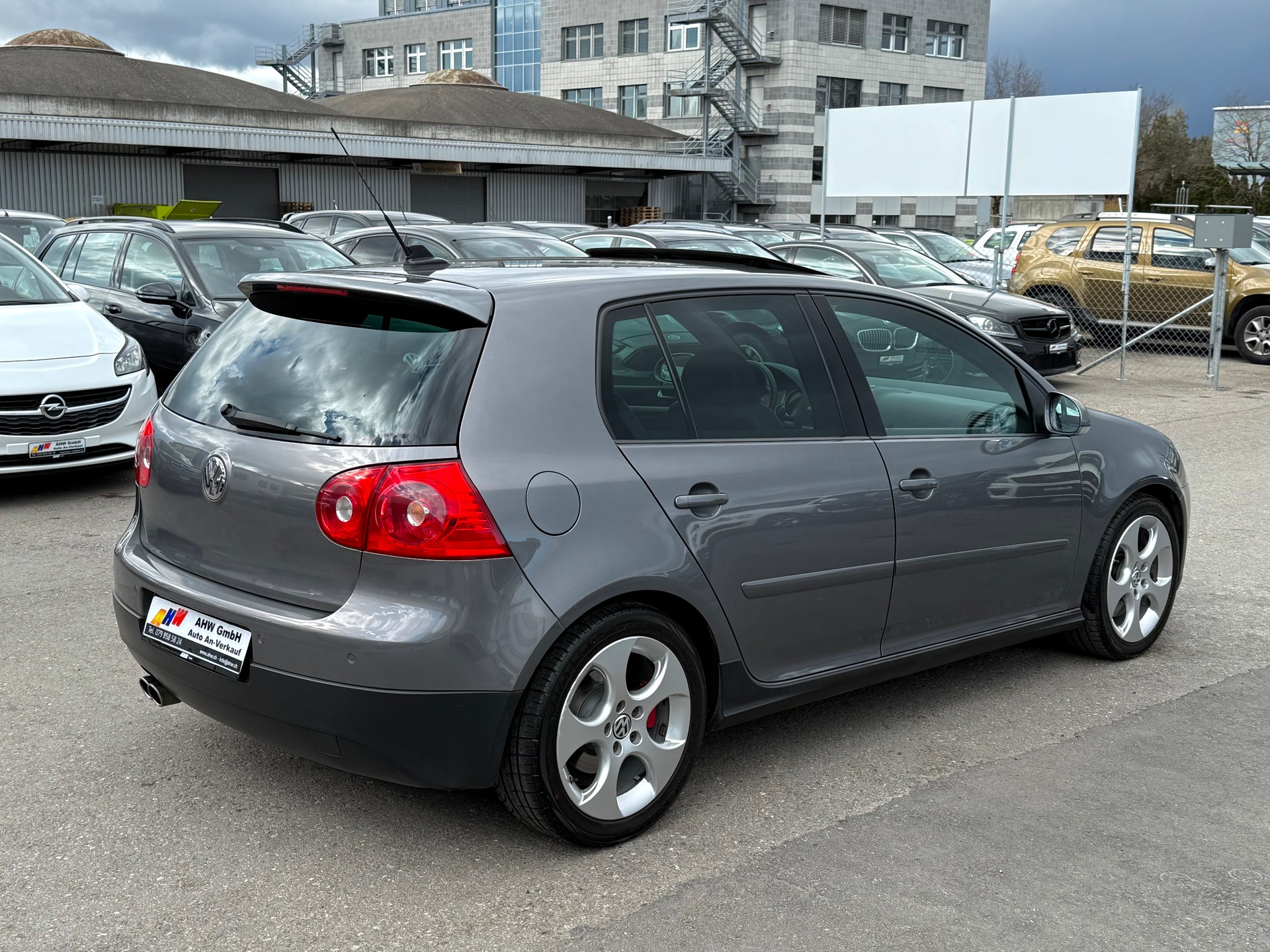 VW Golf 2.0 TFSI GTI DSG / Frisch ab MFK / 8-fach bereift / Schiebedach / Leder / PDC-image-3