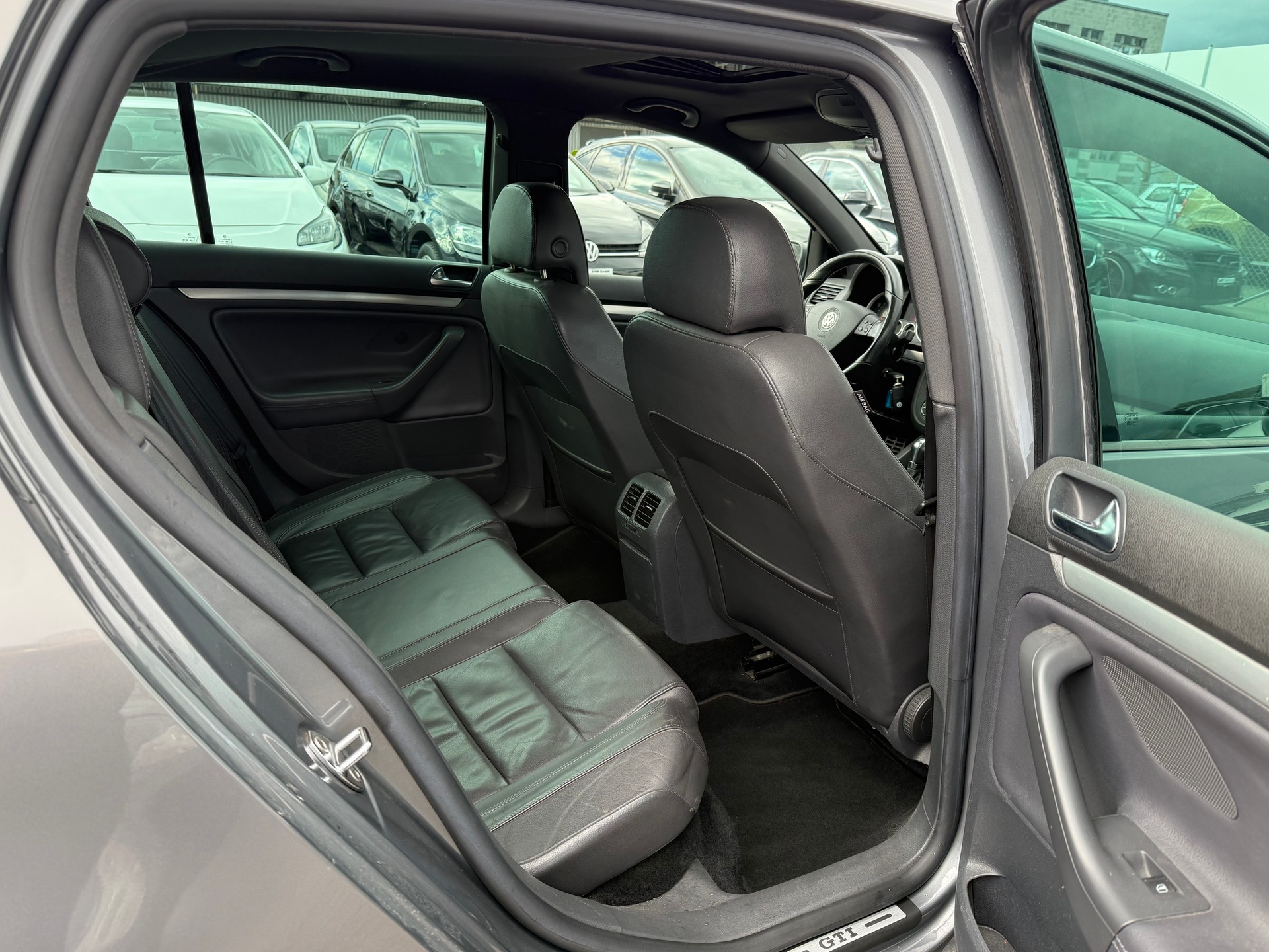 VW Golf 2.0 TFSI GTI DSG / Frisch ab MFK / 8-fach bereift / Schiebedach / Leder / PDC-image-10