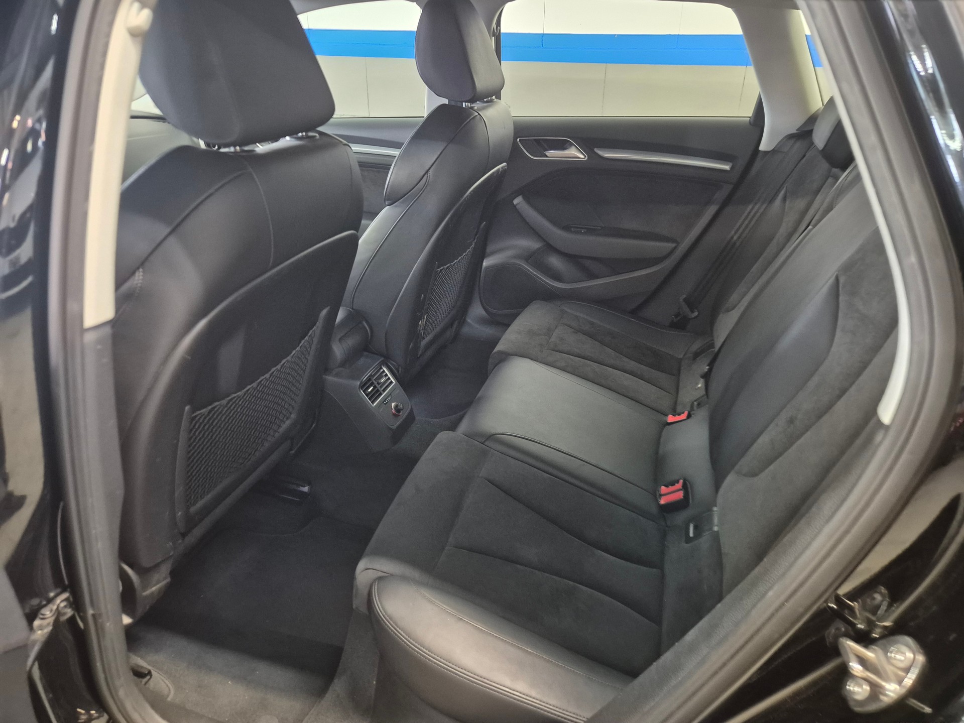 AUDI A3 Sportback 1.4 TFSI Ambiente S-tronic-image-14