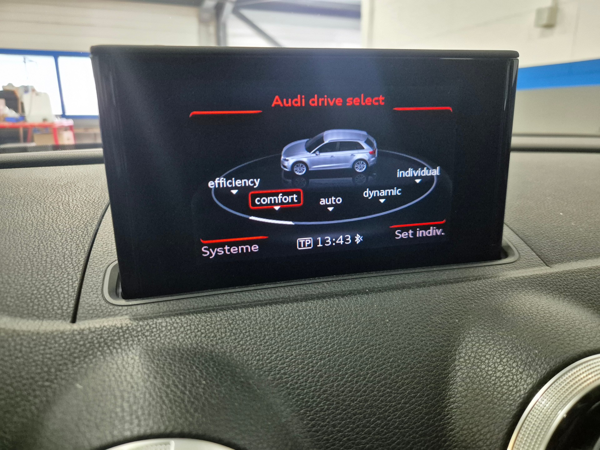 AUDI A3 Sportback 1.4 TFSI Ambiente S-tronic-image-12