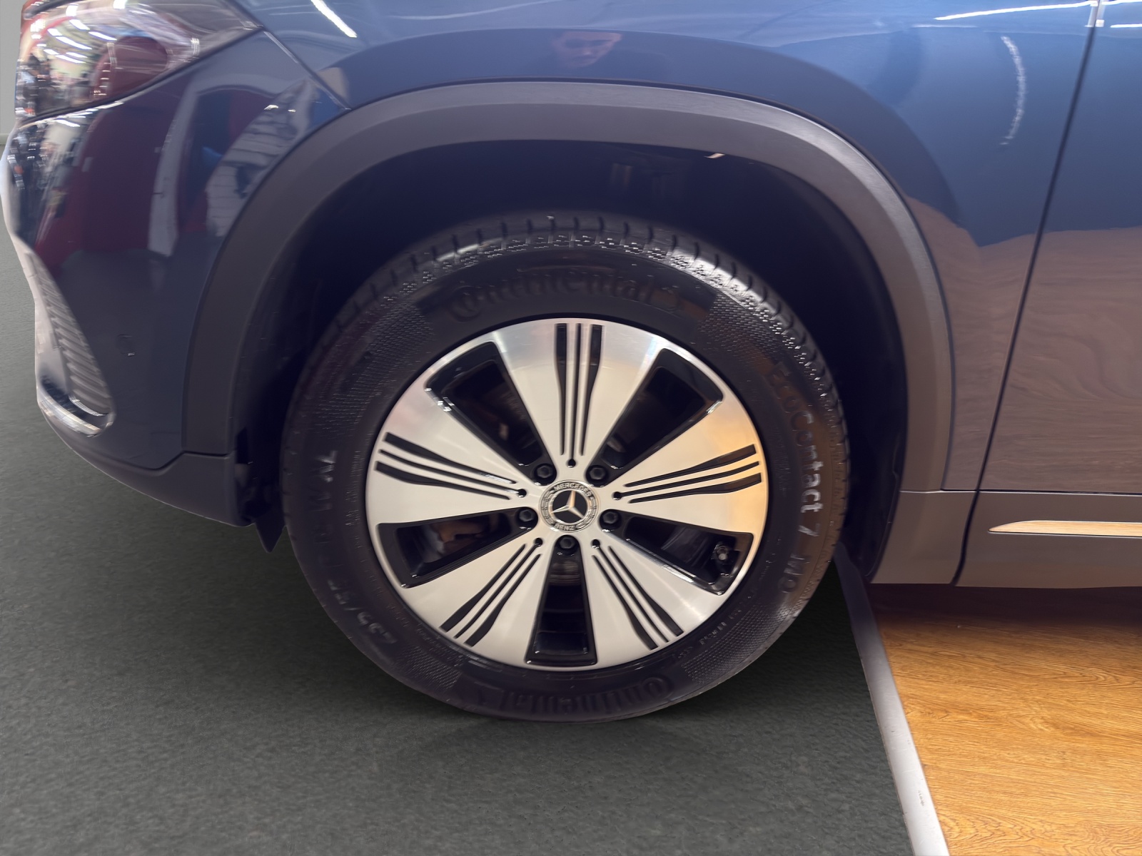 MERCEDES-BENZ EQA 300 4M - Progressive / Rückfahrkamera / Panorama-Dach / Ambiente-Licht-image-6