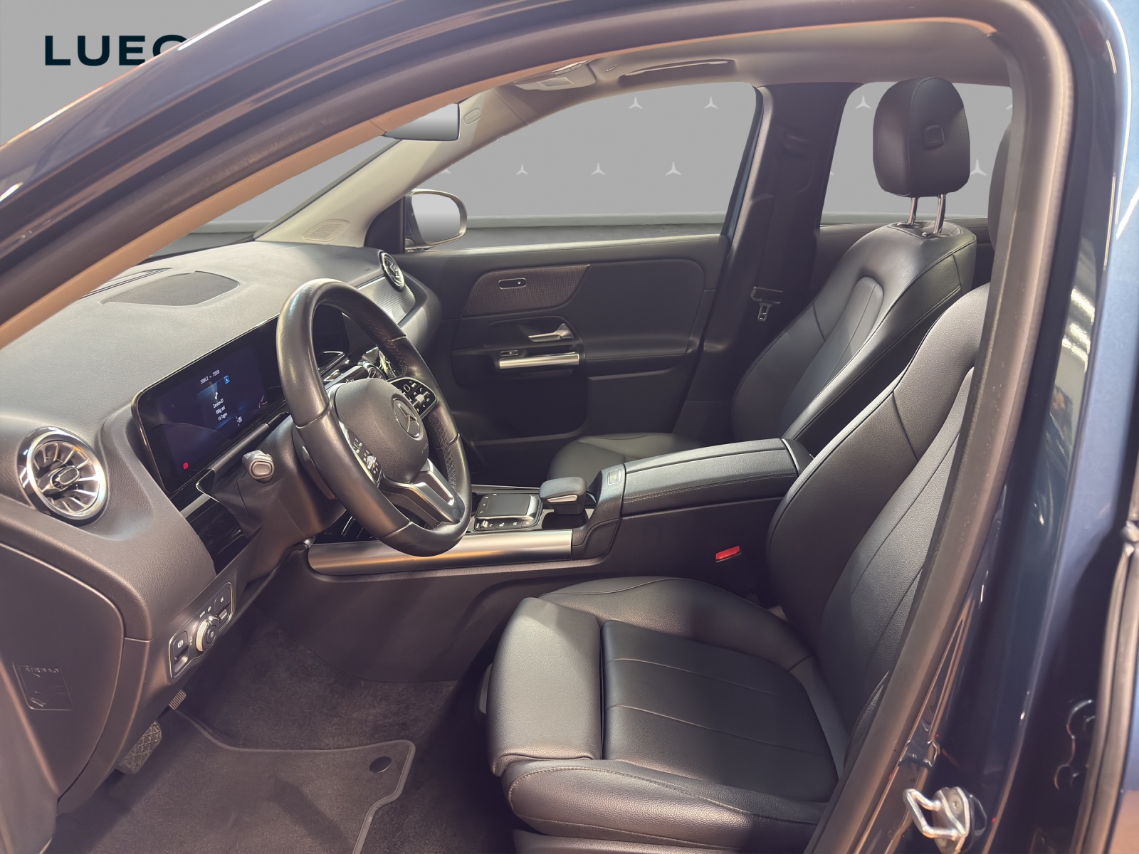 MERCEDES-BENZ EQA 300 4M - Progressive / Rückfahrkamera / Panorama-Dach / Ambiente-Licht-image-7