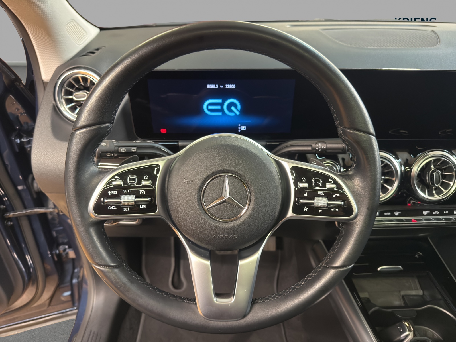 MERCEDES-BENZ EQA 300 4M - Progressive / Rückfahrkamera / Panorama-Dach / Ambiente-Licht-image-9