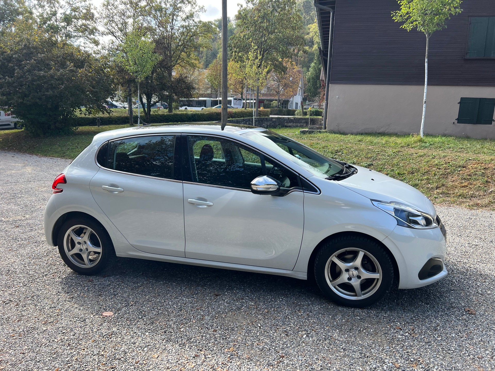 PEUGEOT 208 1.2 PureTech Active EAT6-image-3