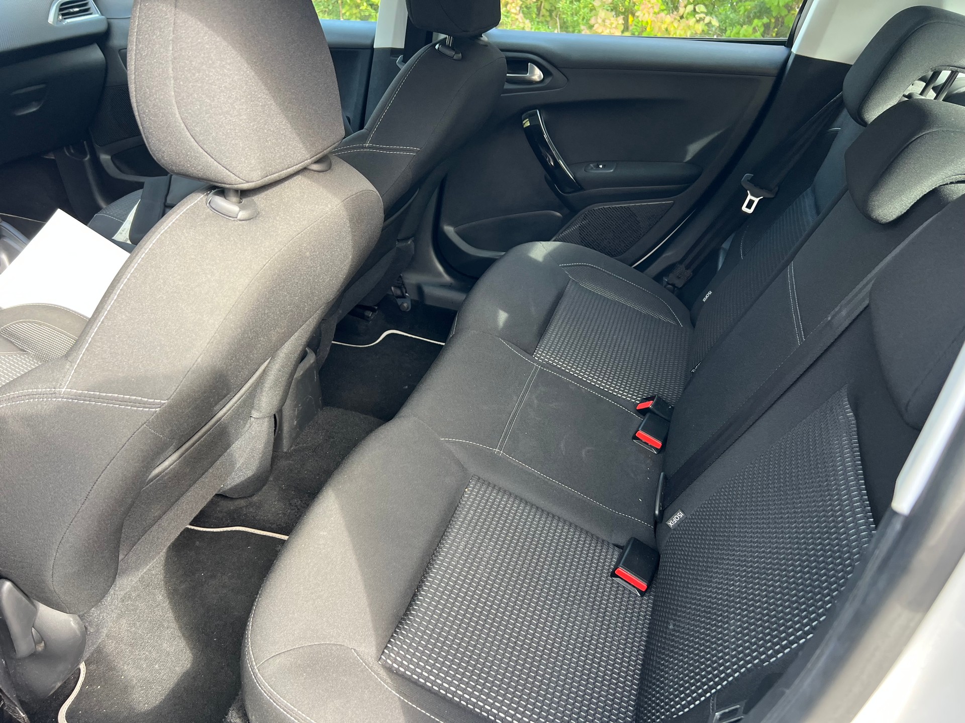 PEUGEOT 208 1.2 PureTech Active EAT6-image-10