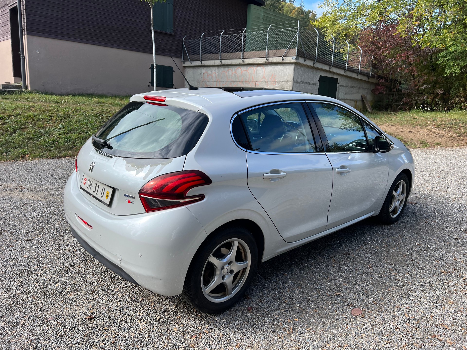 PEUGEOT 208 1.2 PureTech Active EAT6-image-5