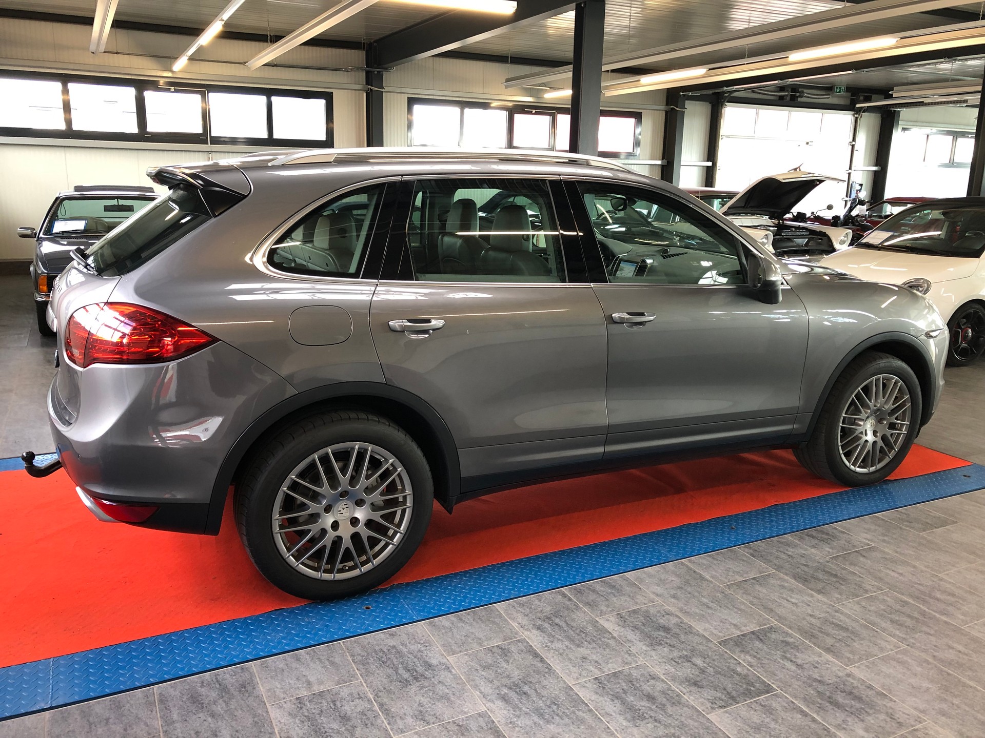 PORSCHE Cayenne S-image-10
