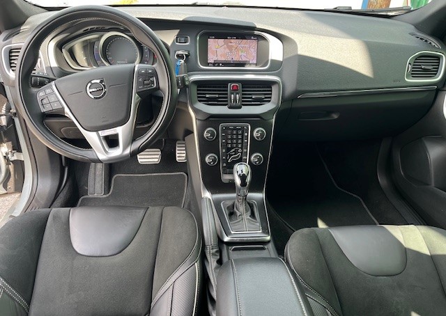 VOLVO V40 T2 Momentum R-Design Geartronic-image-8