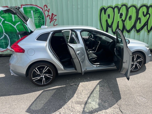 VOLVO V40 T2 Momentum R-Design Geartronic-image-6