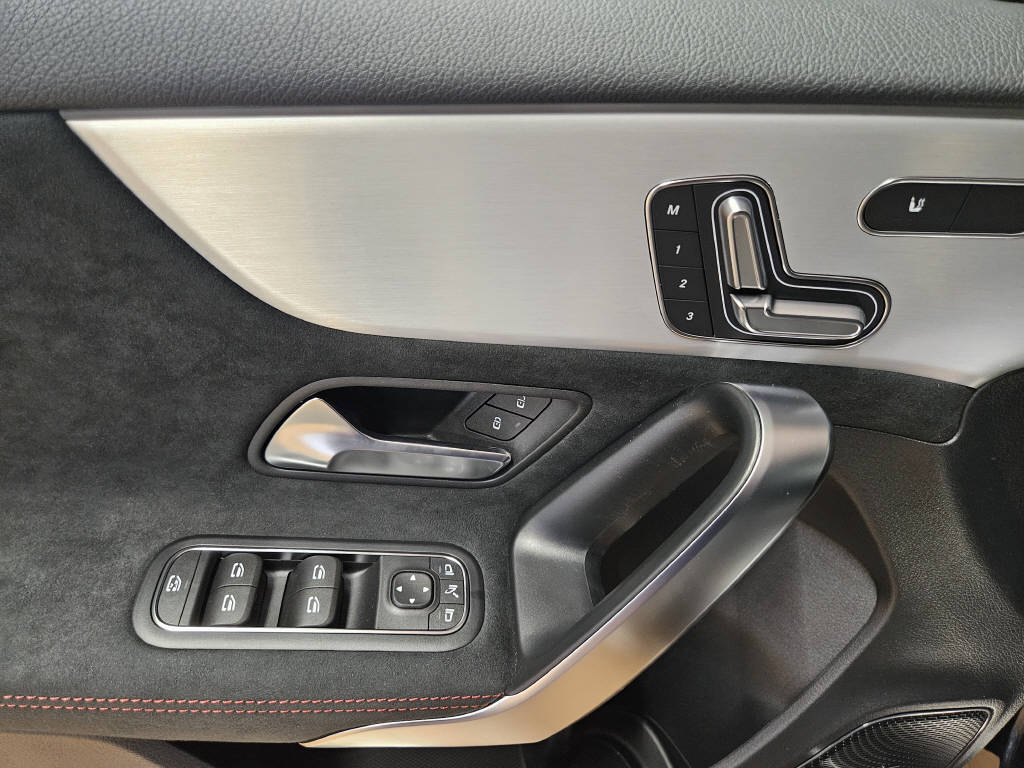 MERCEDES-BENZ A 250 4Matic AMG Line-image-9