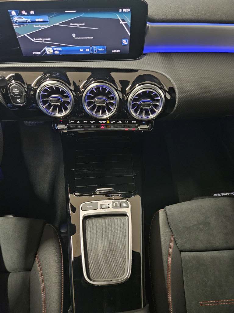 MERCEDES-BENZ A 250 4Matic AMG Line-image-11