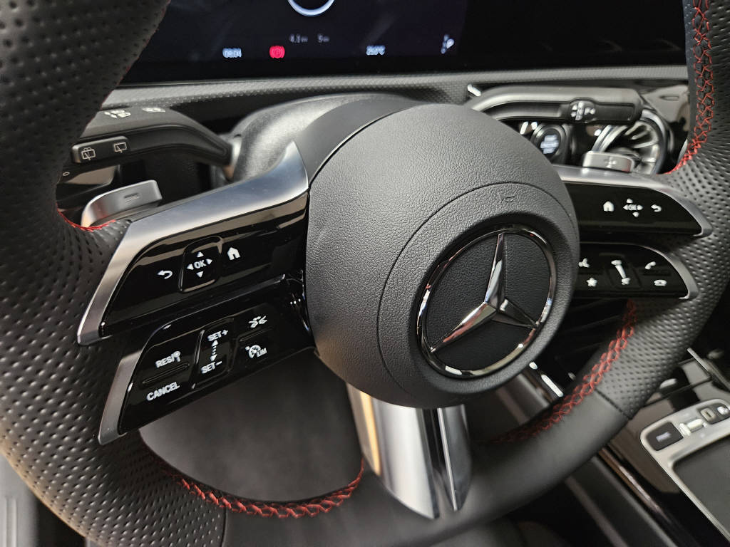 MERCEDES-BENZ A 250 4Matic AMG Line-image-6
