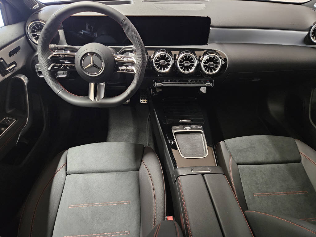 MERCEDES-BENZ A 250 4Matic AMG Line-image-5