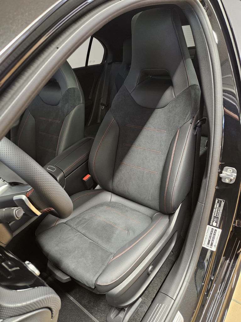 MERCEDES-BENZ A 250 4Matic AMG Line-image-7