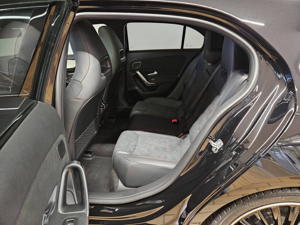 MERCEDES-BENZ A 250 4Matic AMG Line-image-13