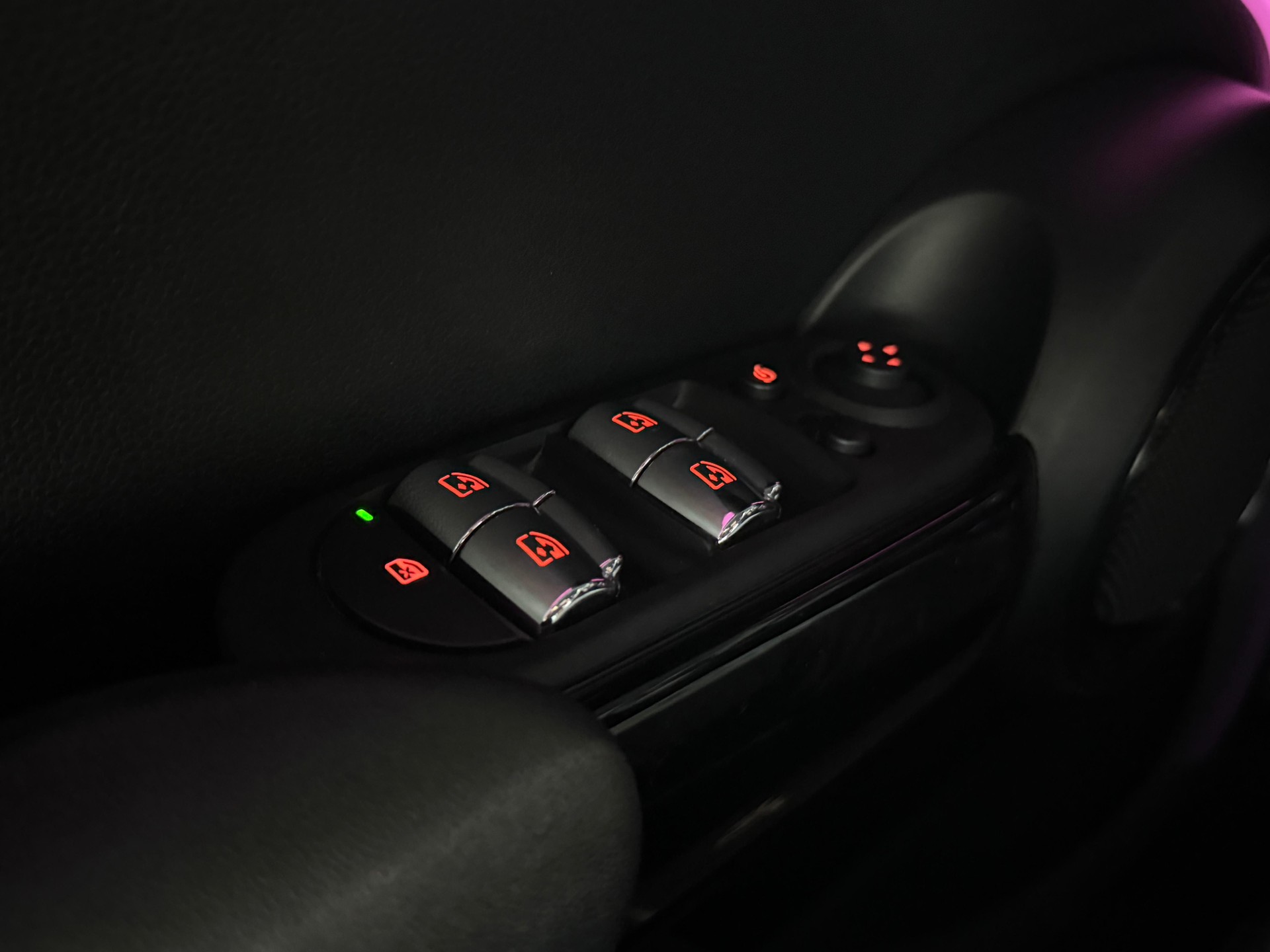 MINI Cooper S Trafalgar Edition Steptronic DKG / All Black / Top-Aausstattung-image-17