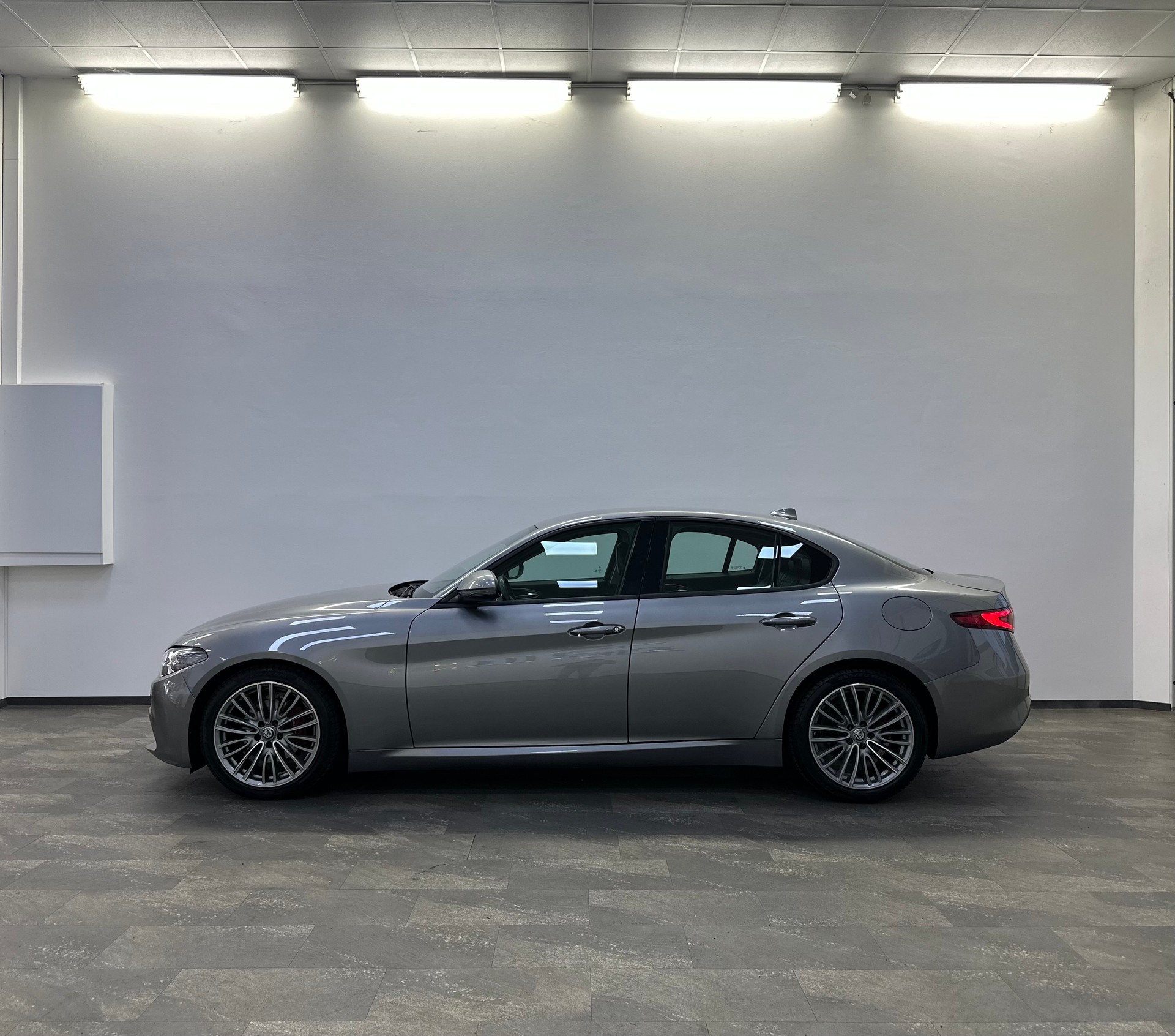 ALFA ROMEO Giulia 2.0 Super Automatic-image-1