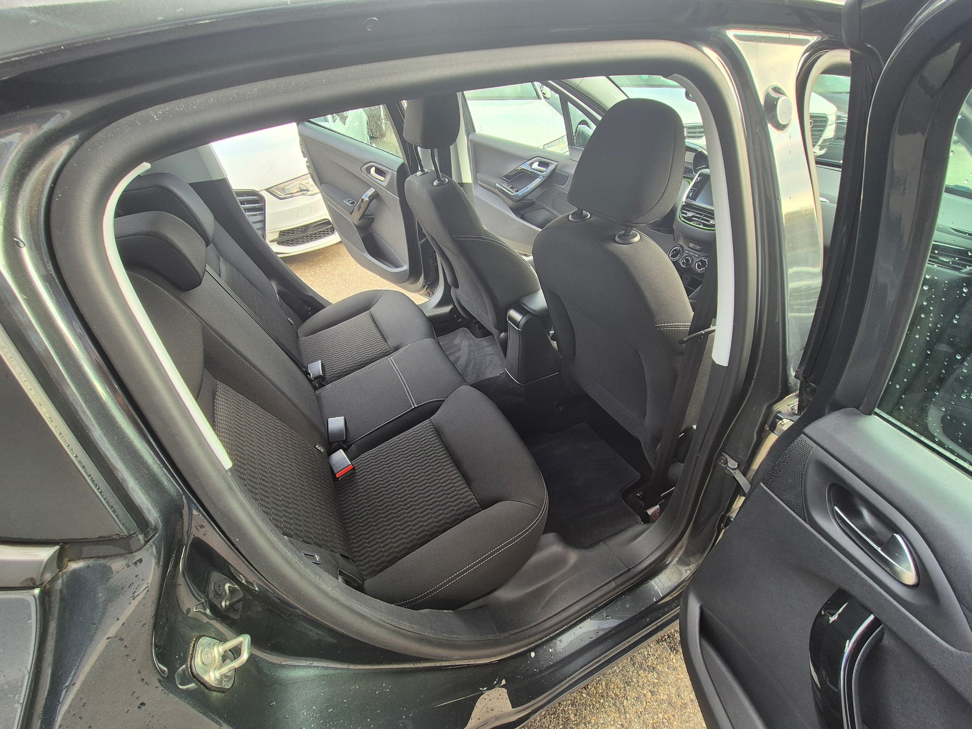 PEUGEOT 208 1.2 VTI Active-image-10